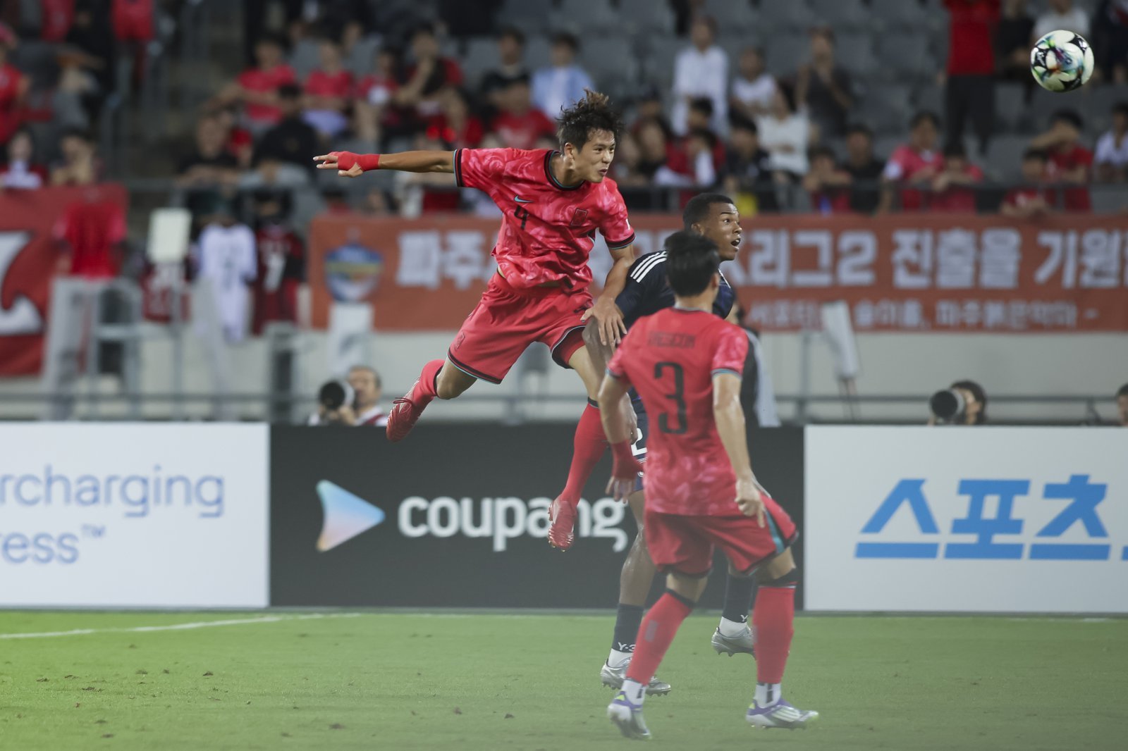 축구대표팀 센터백 김주성이 7월 용인미르스타디움에서 열린 E-1 챔피언십 3차전 일본전에서 헤더를 하고 있다. 사진제공|대한축구협회