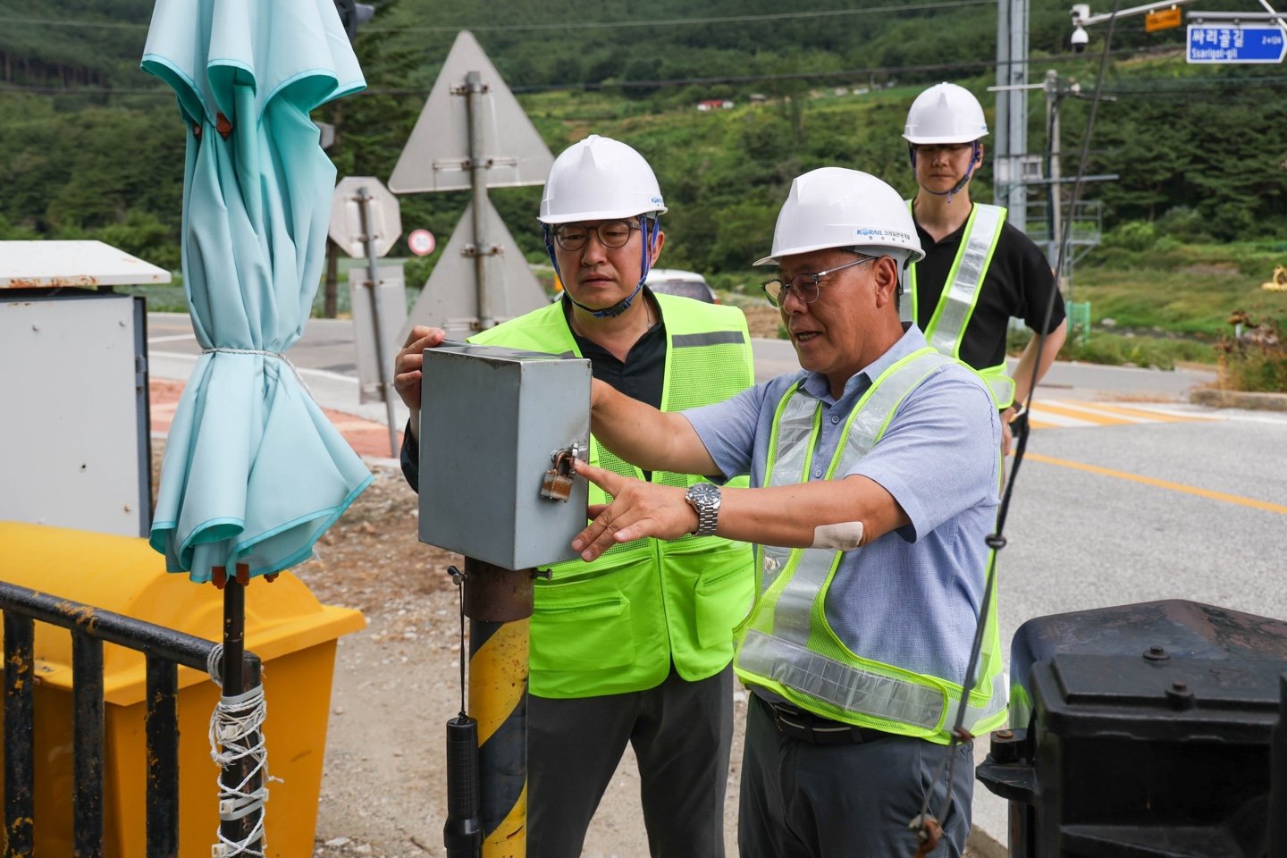 1일, 권백신 대표이사(왼쪽)가 정선테마지사 레일바이크 운행선로 건널목차단기 작동상태 점검을 하고 있다