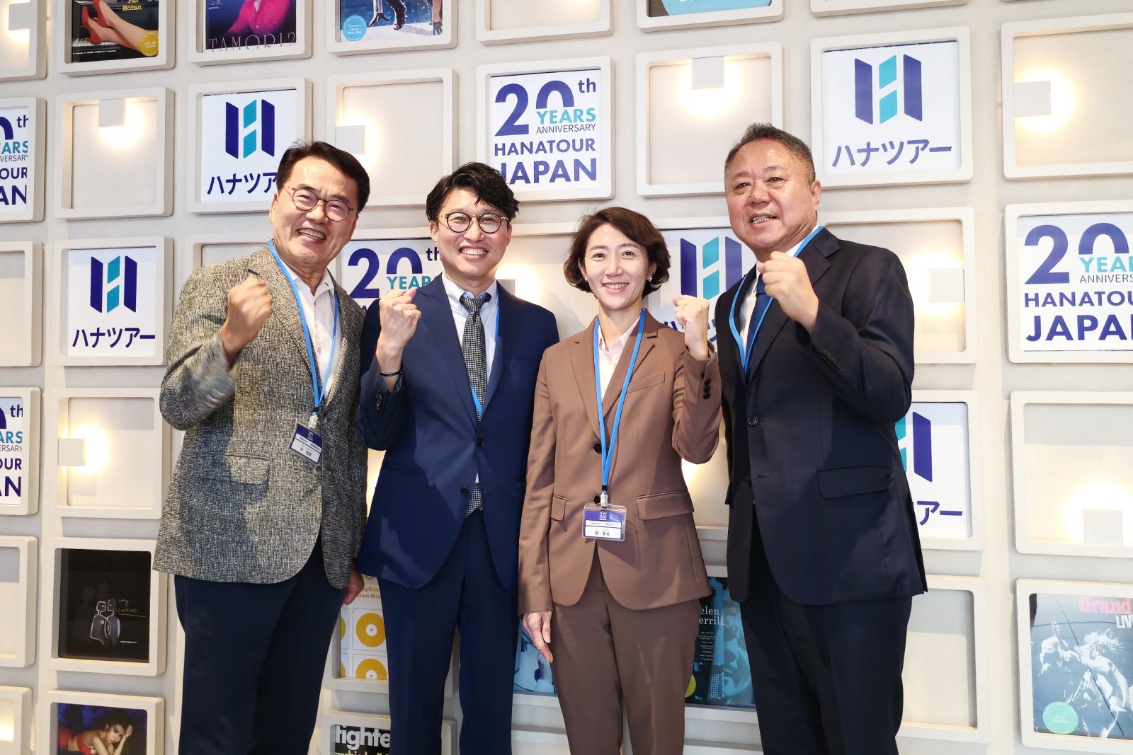 지난 1일 열린 하나투어 재팬 창립 20주년 기념행사에서 (왼쪽부터) 박상환 하나투어 회장, 김상욱 하나투어 재팬 대표, 송미선 하나투어 대표, 이병찬 하나투어 재팬 고문이 기념촬영을 하고 있다