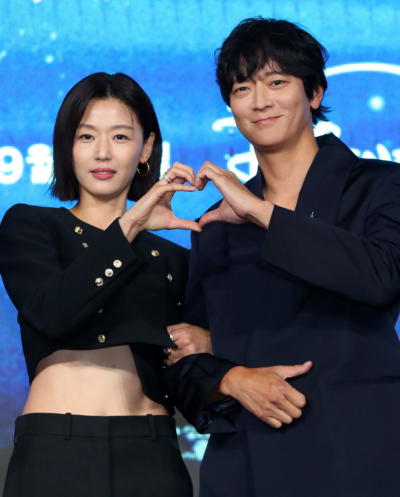 오는 10일 첫 공개되는 디즈니+ 오리지널 시리즈 ‘북극성’이 2일, 서울 포시즌스 호텔에서 제작발표회를 열고 기대감을 증폭시켰다. 전지현(왼쪽)은 작품을 선택한 이유로 ‘작은아씨들’의 정서경작가, 김희원 감독을 꼽으면서도 “더 늦기 전에 강동원(오른쪽)과 꼭 작품을 해보고 싶었다“ 솔직하게 털어놔 눈길을 끌었다. 뉴시스