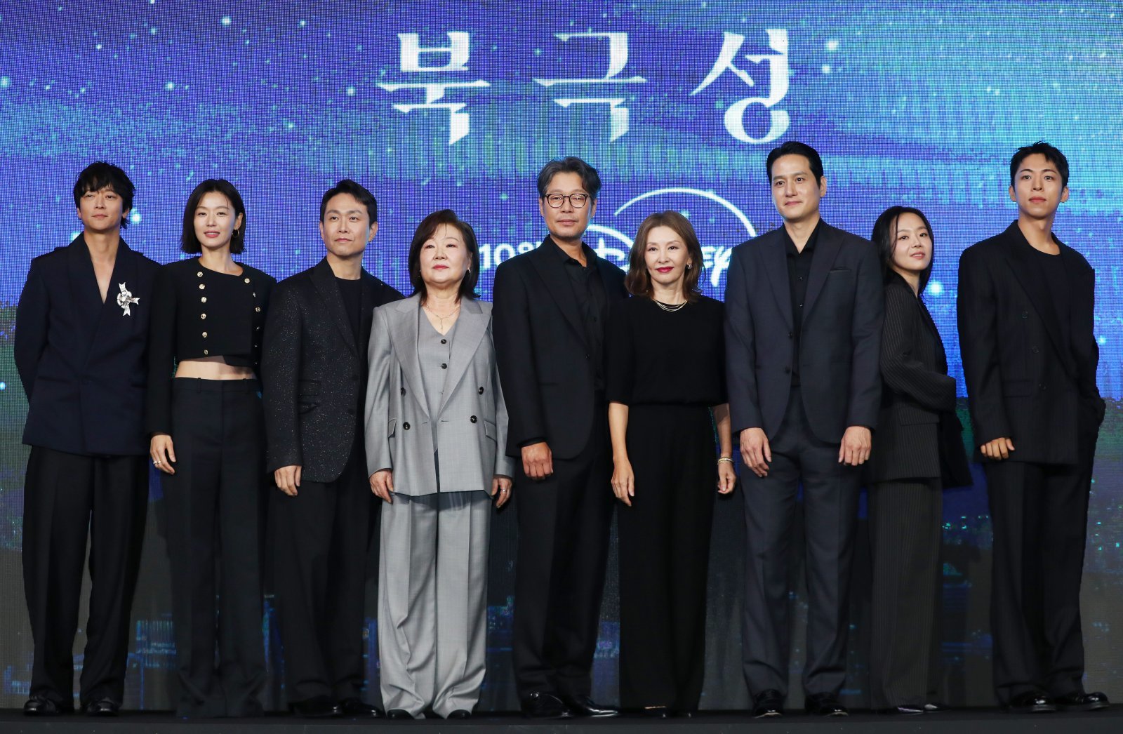 오는 10일 공개되는 디즈니+ 오리지널 시리즈 ‘북극성’은 국가 안보를 다룬 정치 스릴러란 외피에 인간의 복잡한 내면과 사랑, 절망, 희망 등 누구나 공감할만한 보편적인 정서를 담아냈다. 극중 전지현은 국제적 명성을 지닌 유엔 대사 문주, 강동원은 국적 불명의 특수요원 산호 역을 각각 맡았다. 뉴시스