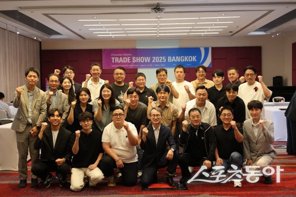 대구광역시 ‘2025 대구 안경산업 무역사절단’이 방콕 현지에서 기념 촬영하고 있다. 사진제공 ㅣ 대구시