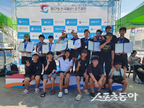제17회 전국해양스포츠제전에 출전한 포항시체육회 선수단이 기념 촬영하고 있다. 사진제공 ㅣ 포항시체육회