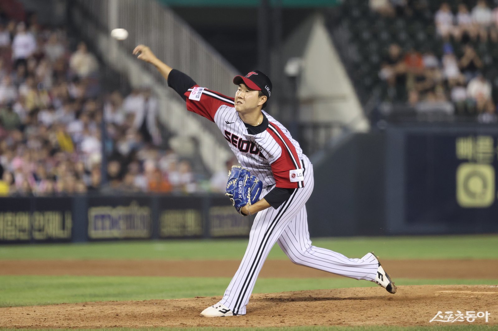 LG 마무리투수 유영찬이 지난달 31일 잠실구장에서 열린 롯데와 홈경기에 구원등판해 역투하고 있다. 사진제공|LG 트윈스