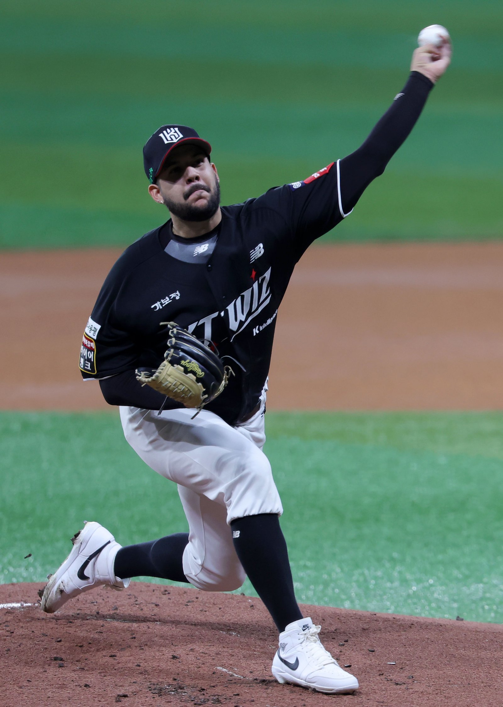 KT 헤이수스는 지난달 31일 수원 KIA와 홈경기에서 구원등판했다. 팀은 잔여 일정 기간 선발투수를 불펜투수로 활용하려고 한다.|뉴시스