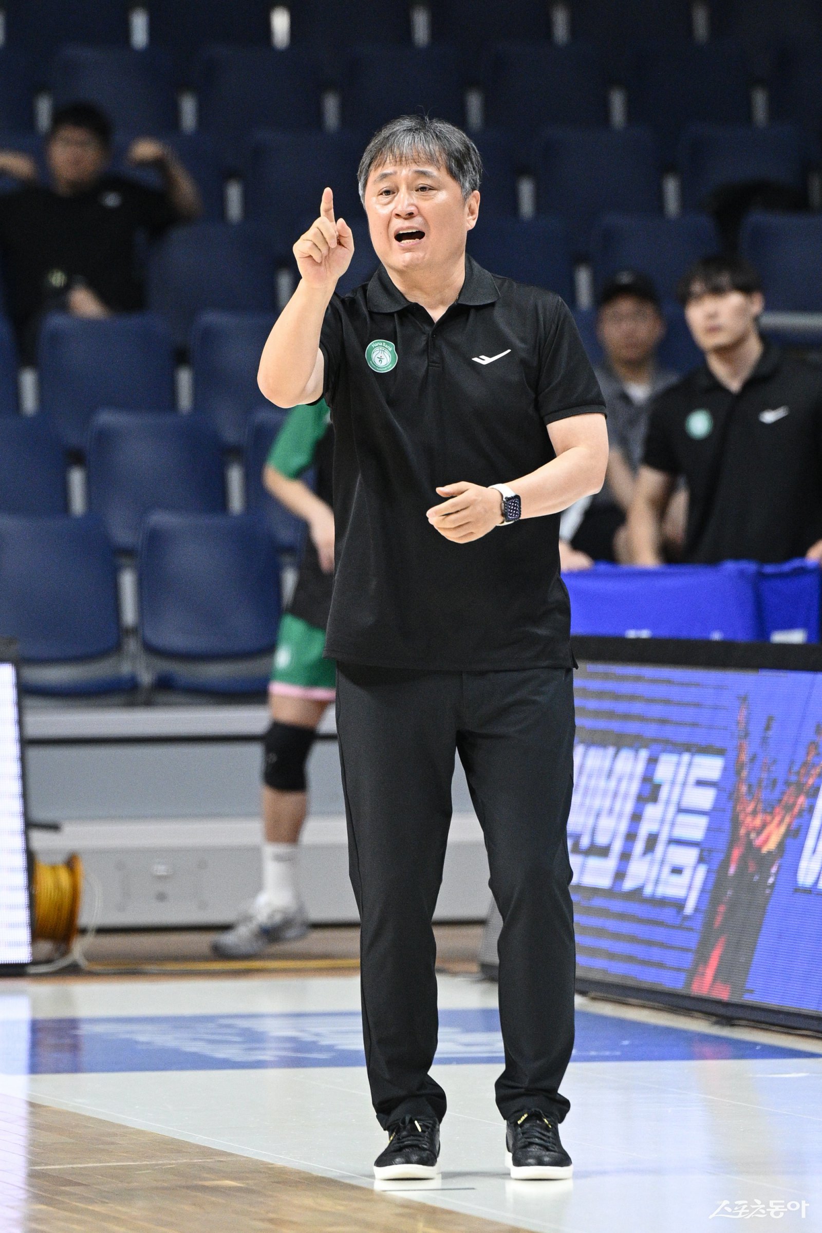 하나은행 지휘봉을 잡고 처음 여자선수들을 지도하는 이상범 감독은 2일 사직체육관에서 열린 덴소와 ‘2025 BNK금융 박신자컵’ 조별리그 2차전을 마친 뒤 “여자농구에 팽배해져 있는 ‘언니 농구’ 문화를 바꾸겠다”고 격정을 토로했다. 경기 도중 작전을 지시하는 이 감독. 사진제공|WKBL