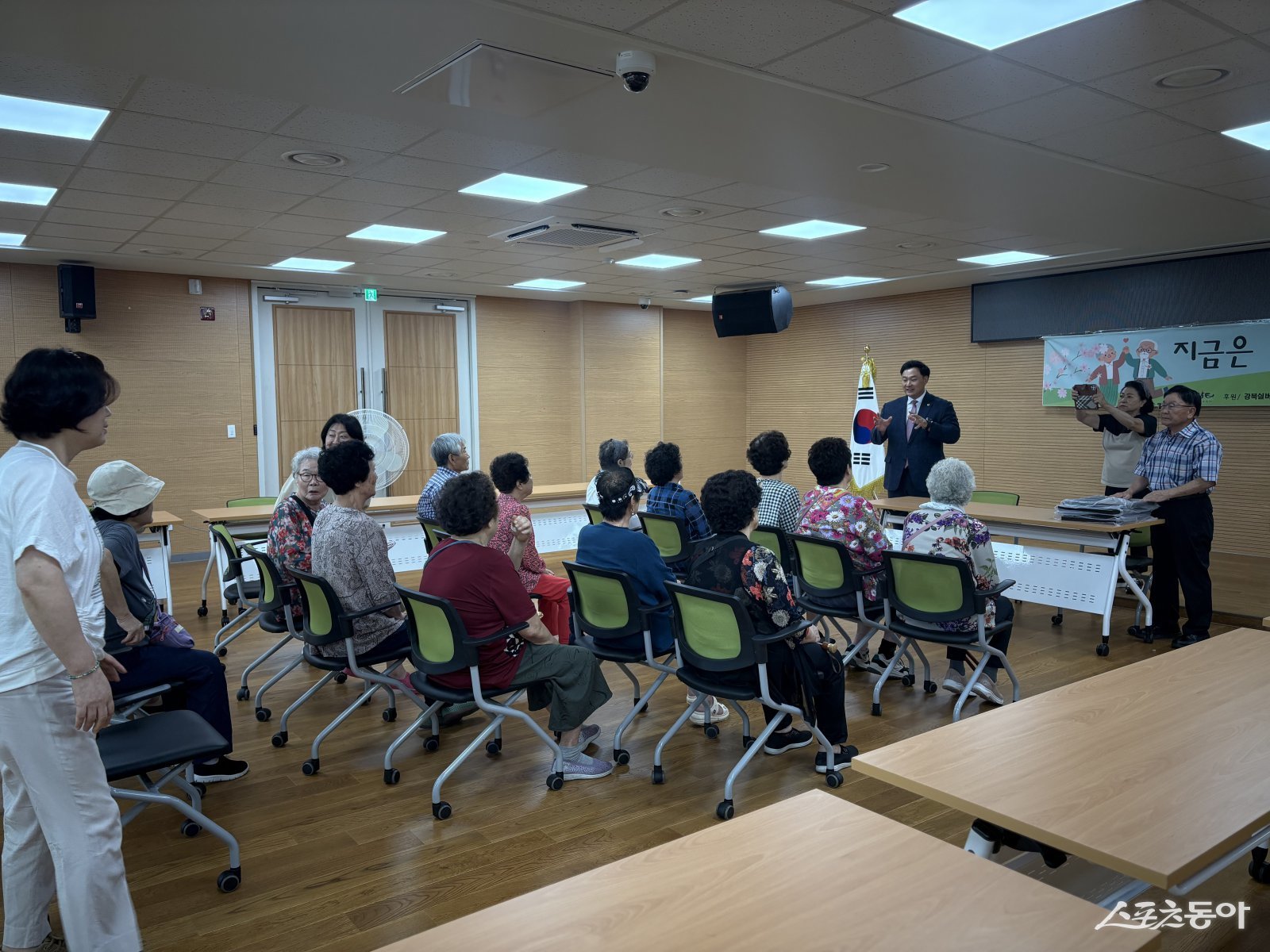 경기도의회 고준호 의원(국민의힘, 파주1)은 2일 파주시 조리읍에서 열린 장수사진 증정식에 참석해 어르신들에게 직접 사진을 전달하며 따뜻한 마음을 전했다. 사진제공|고준호 의원(국민의힘, 파주1)