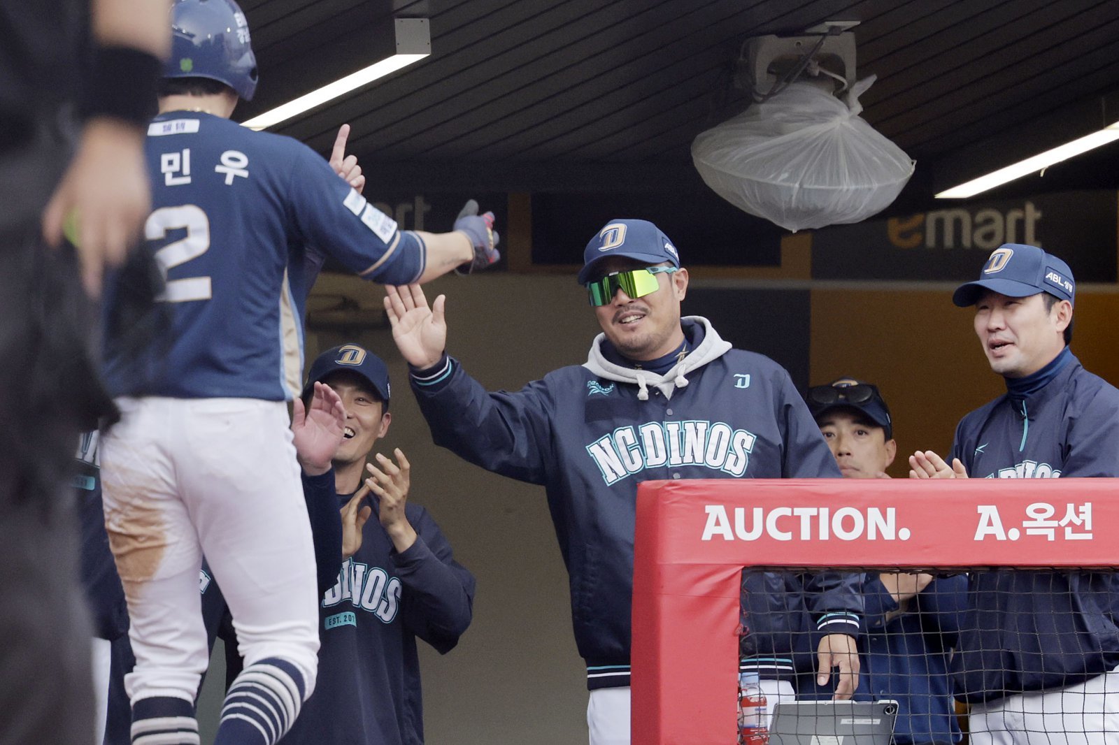 이호준 NC 감독은(가운데) 베테랑들이 후반기 순위 싸움에 관해 스트레스받지 않길 원하고 있다.|뉴시스