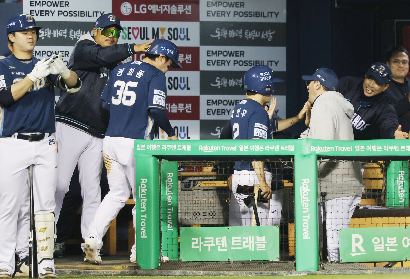 이호준 NC 감독(왼쪽 2번째)은 베테랑들이 후반기 순위 싸움에 관해 스트레스받지 않길 원하고 있다.|뉴시스