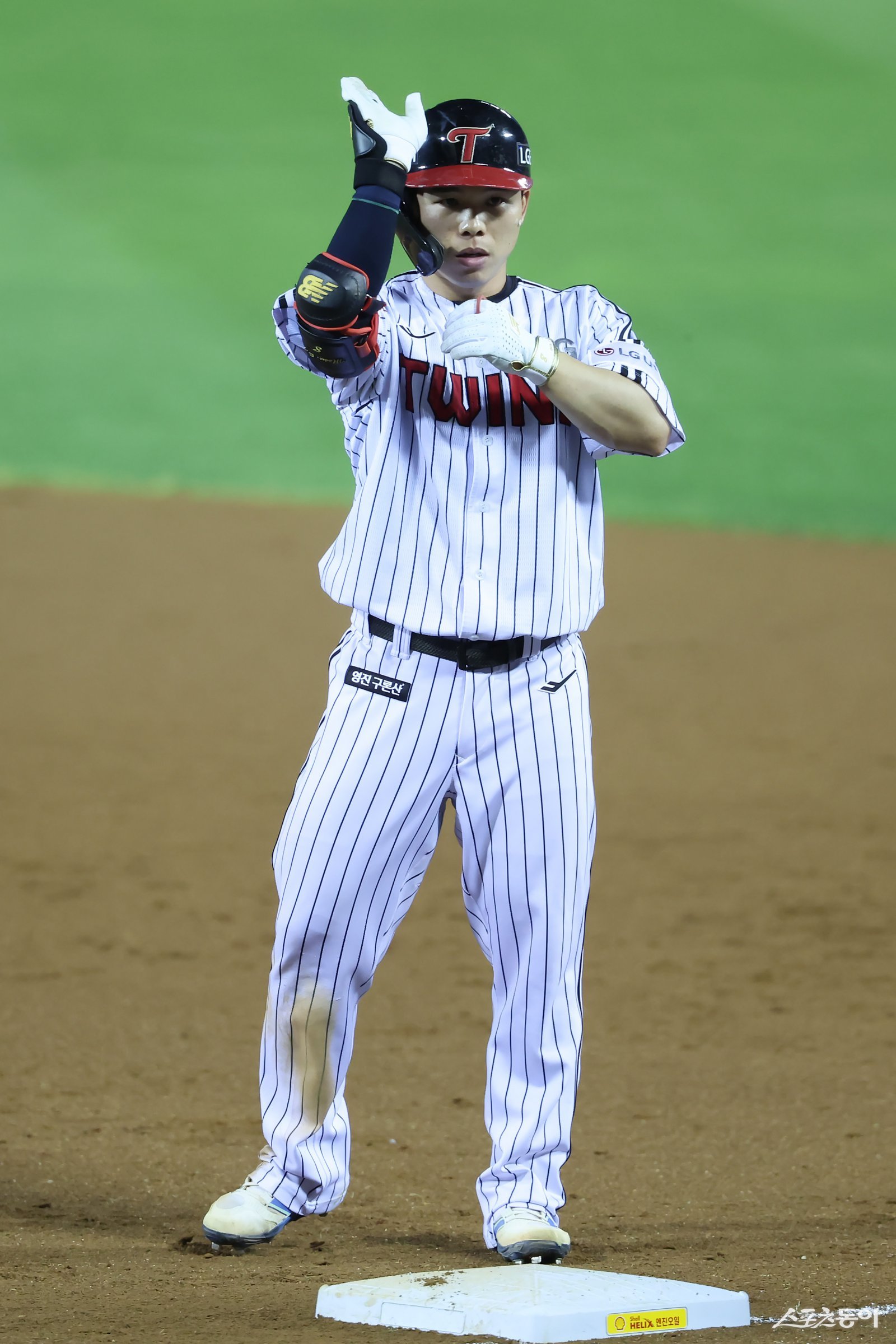 LG 문성주가 2일 잠실구장에서 열린 롯데전 1회말 우전안타를 친 뒤 덕아웃을 향해 세리머니를 펼치고 있다. LG는 문성주의 4타수 4안타 활약에 힘입어 롯데를 3-2로 제압했다. 사진제공｜LG 트윈스