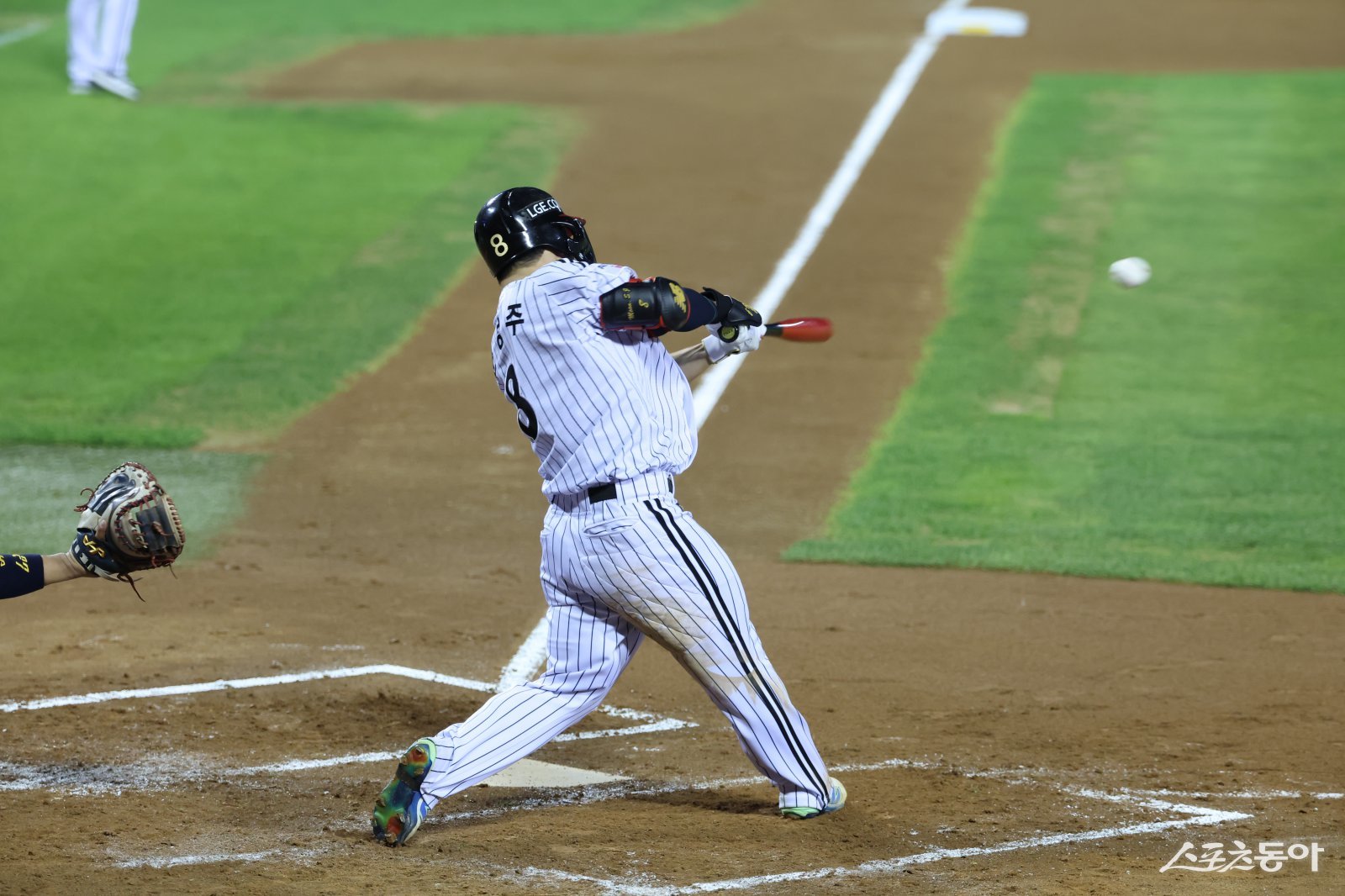 LG 문성주가 2일 잠실구장에서 열린 롯데전 1회말 우전안타를 치고 있다. 사진제공｜LG 트윈스