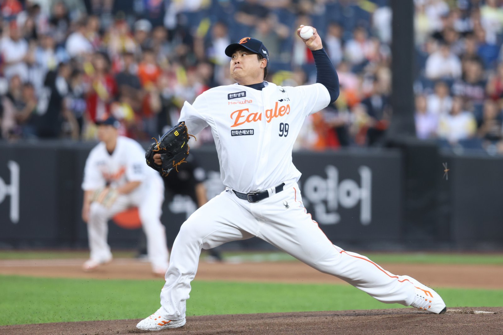 한화 류현진이 2일 대전 한화생명볼파크에서 열린 ‘2025 신한 SOL 뱅크 KBO리그’ KIA전에 선발등판해 힘차게 공을 던지고 있다. 류현진은 6이닝 7안타 무4사구 4탈삼진 2실점 호투로 시즌 7승(7패)째를 거뒀다. 한화는 류현진의 호투와 장단 21안타를 때린 타선의 화력을 앞세워 KIA를 21-3으로 크게 이겼다. 사진제공｜한화 이글스