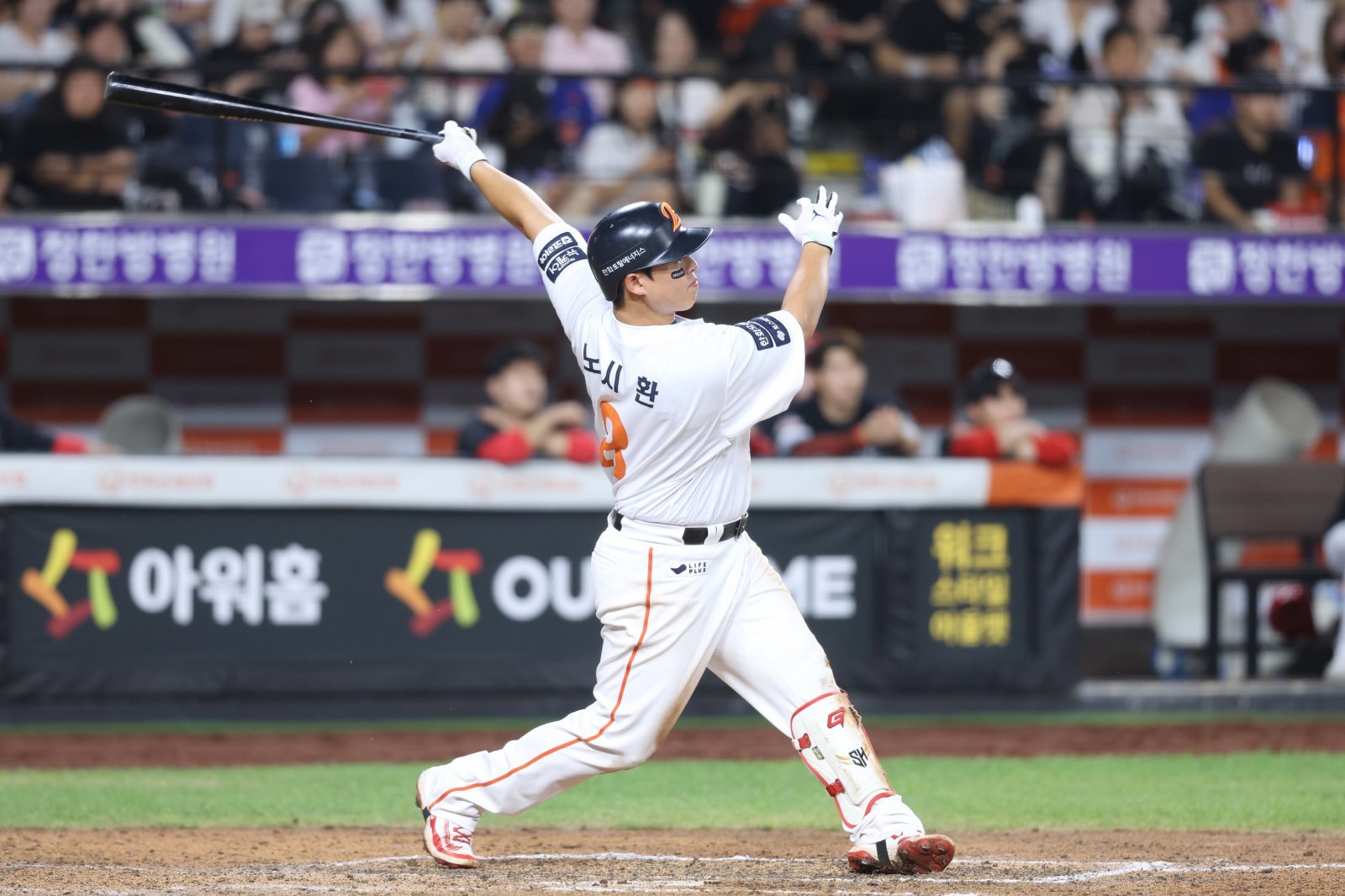 한화 노시환이 2일 대전 한화생명볼파크에서 열린 2025 KBO리그 KIA전 5회말에 3점홈런을 터트린 뒤 타구를 바라보고 있다. 노시환은 이날 3타수 2안타 2홈런 4타점 3득점을 기록하며 팀의 21-3 대승을 이끌었다. 시즌 26호와 27호 홈런까지도 기록했다. 사진제공｜한화 이글스