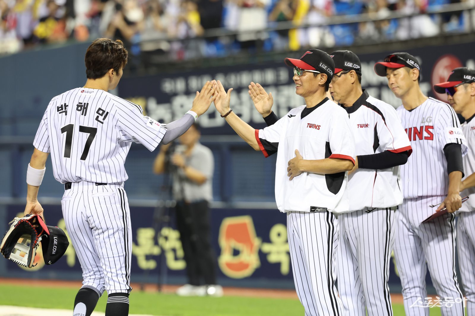 염경엽 LG 감독이 2일 잠실구장에서 열린 롯데와 홈경기에서 3-2로 이긴 뒤 주장 박해민과 손뼉을 마주치고 있다. 8월을 1위로 마친 LG는 9월의 첫 경기를 승리로 장식하며 선두를 더욱 굳건히 했다. 사진제공｜LG 트윈스