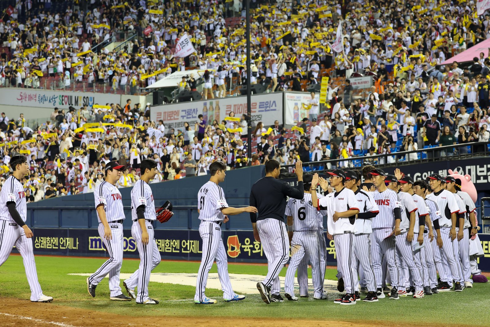 잠실구장에서 승리 후 하이파이브를 나누는 LG 선수단과 코칭스태프. 사진제공｜LG 트윈스
