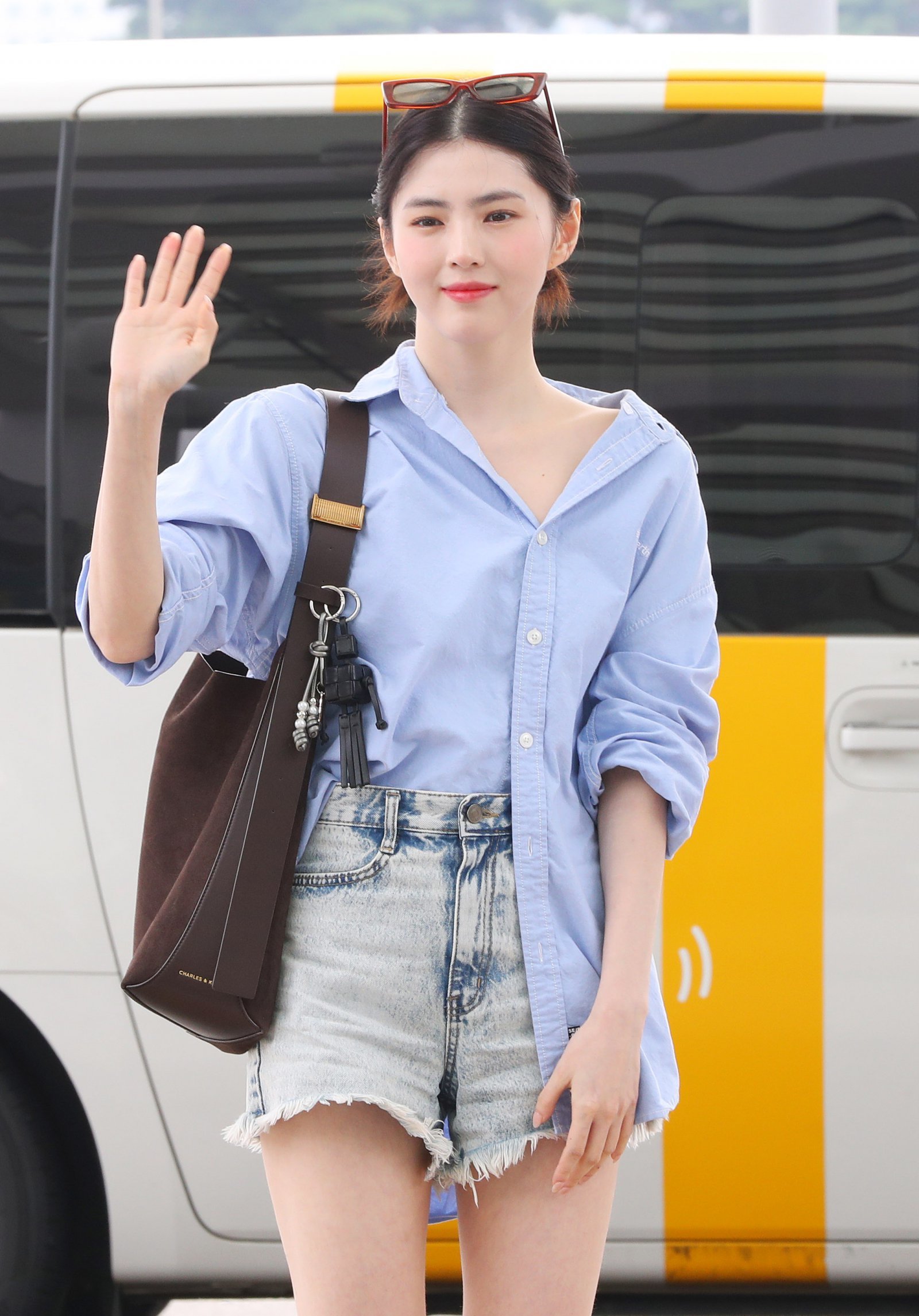 [인천공항=뉴시스] 김혜진 기자 = 배우 한소희가 해외 팬미팅 참석을 위해 1일 인천국제공항을 통해 대만으로 출국하고 있다. 2025.08.01. jini@newsis.com