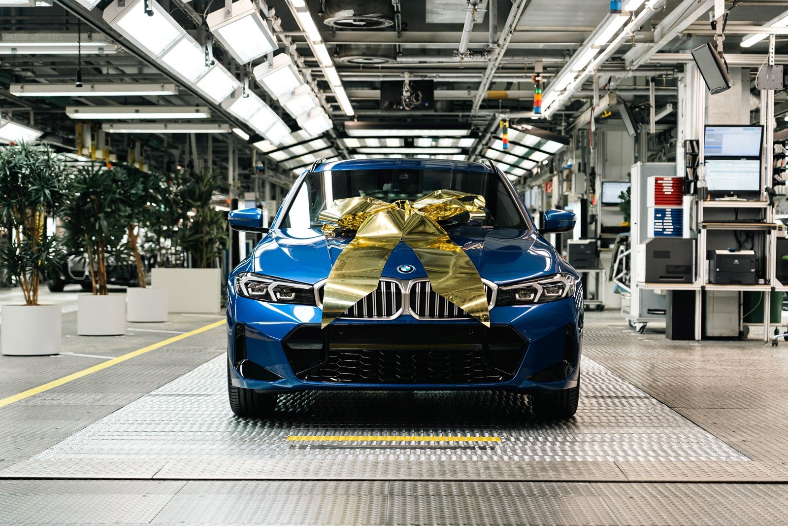 BMW 그룹은 플러그인 하이브리드 모델(PHEV)과 순수전기차(BEV)를 포함한 전기화 모델의 누적 판매량이 300만 대를 돌파했다고 밝혔다.  BMW 330e. 사진제공 ｜BMW 그룹 코리아