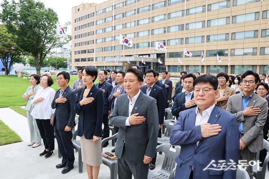 김영환 충북도지사는 지난 2일 도청 문화광장에서 열린 9월 직원조회에서 “도정은 영원하고 도민을 위한 헌신에는 끝이 없다”며 “최선을 다해 어려움을 극복하고 충북 도정을 대한민국의 중심으로 세우겠다”고 강조했다. 사진제공｜충북도