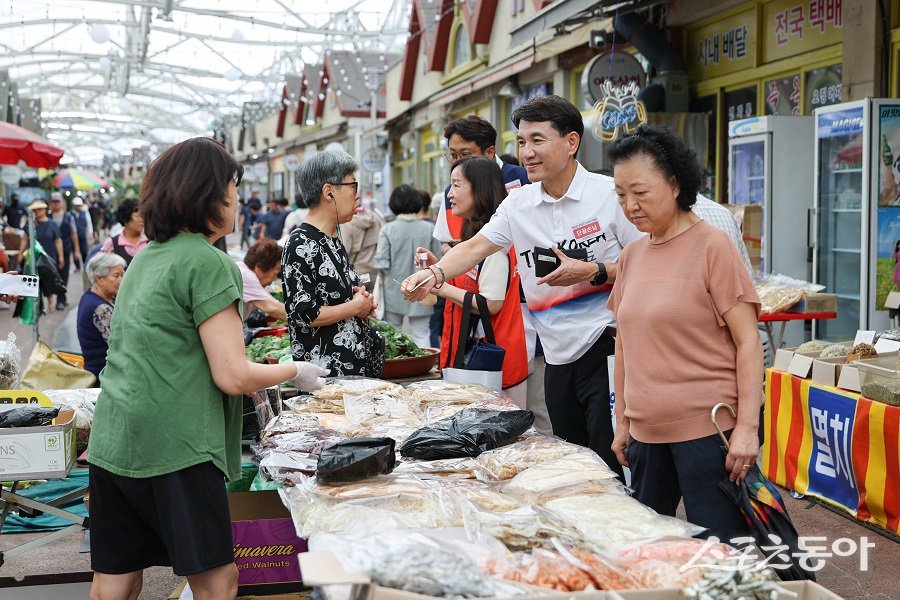 김진태 강원특별자치도지사는 지난 9월 2일 춘천 풍물시장을 방문해 장을 보며 전통시장 장보기를 매월 정례화하는 첫 실천에 나섰다. 사진제공|강원도