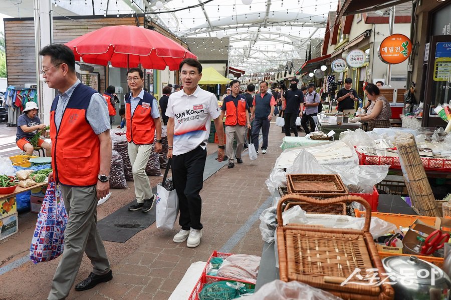 김진태 강원특별자치도지사는 지난 9월 2일 춘천 풍물시장을 방문해 장을 보며 전통시장 장보기를 매월 정례화하는 첫 실천에 나섰다. 사진제공|강원도