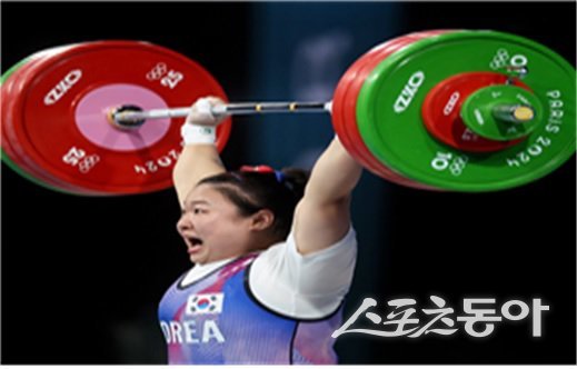 시축에 나서는 2024년 경남 전국체전에서 3관왕을 차지한 역도 간판스타 김수현 선수. (사진제공=부산시)