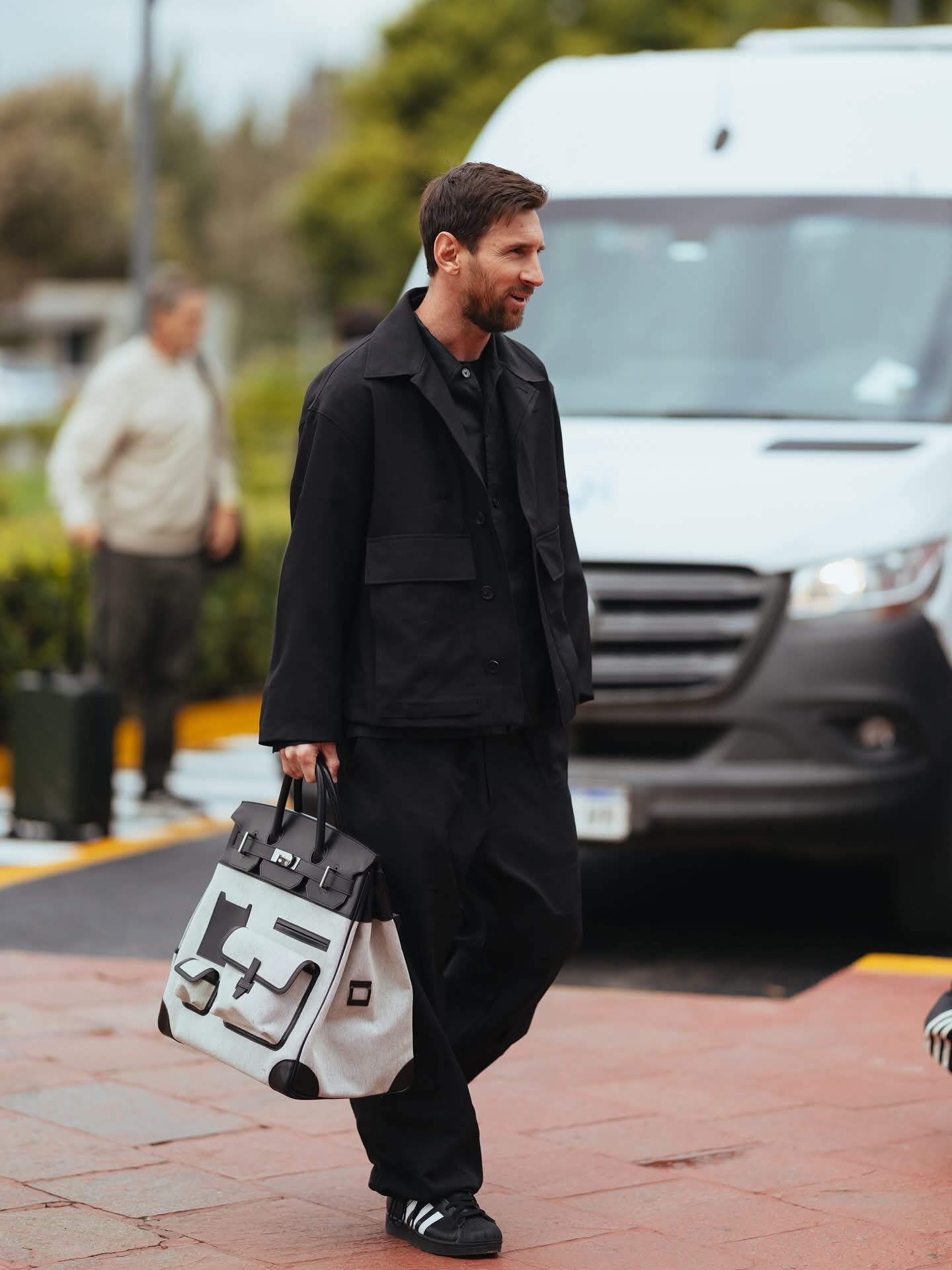 아르헨티나 축구대표팀 주장 리오넬 메시가 베네수엘라, 에콰도르와 2026북중미월드컵 남미예선 2경기를 준비하기 위해 1일 에제이자 훈련센터에 도착해 여유로운 미소를 짓고 있다. 사진출처｜아르헨티나축구협회 페이스북