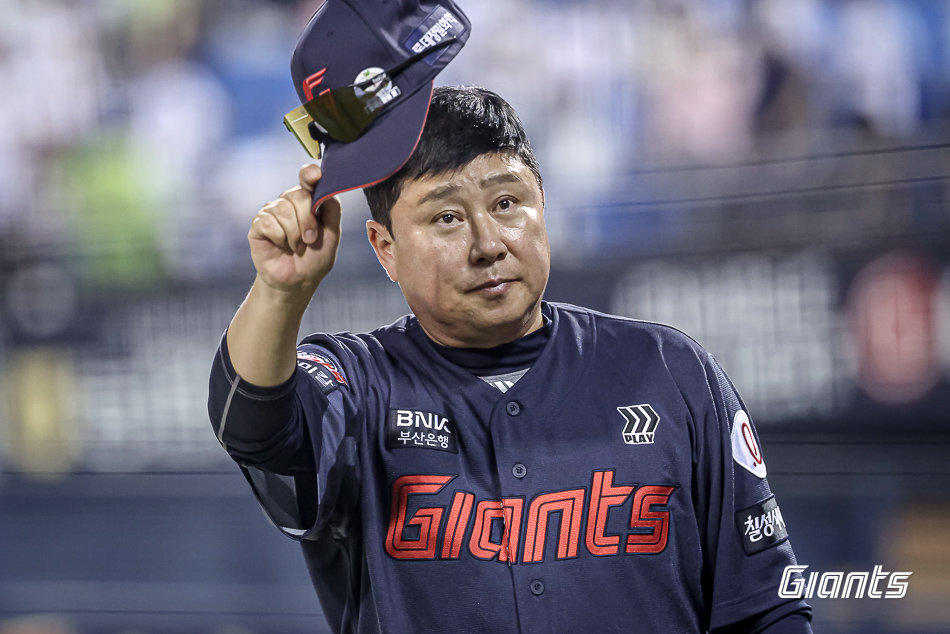 롯데는 2일 잠실구장에서 열린 LG와 원정경기에서 2-3으로 졌다. 9회초 김태형 롯데 감독의 대타, 대주자 작전은 모두 통했다. 감독이 할 수 있는 건 다 했지만 이날 경기 내내 저조했던 공격력이 결국 롯데의 발목을 잡았다. 사진제공｜롯데 자이언츠