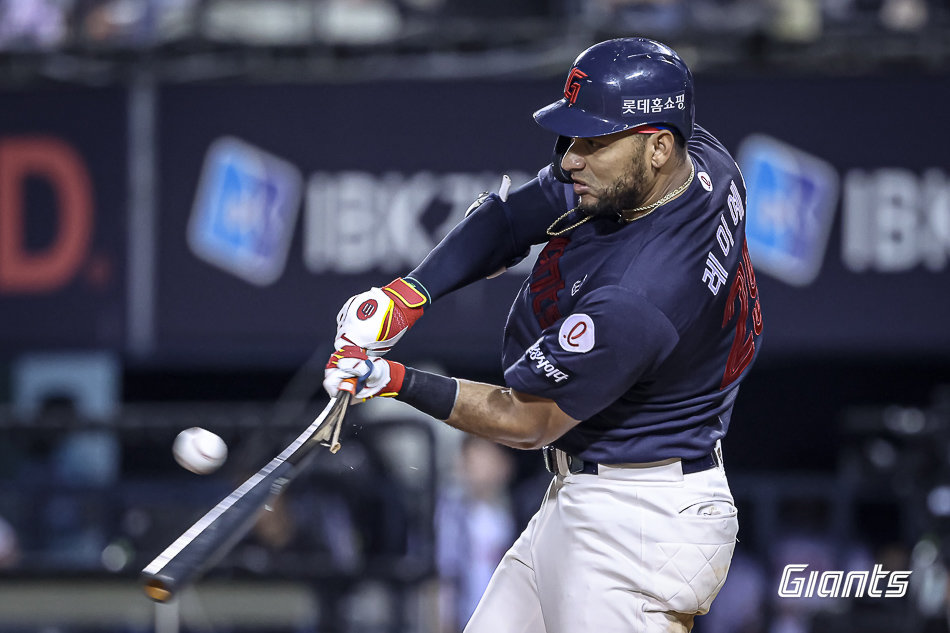 롯데 외국인타자 빅터 레이예스가 2일 잠실구장에서 열린 LG와 원정경기 9회초 우전안타를 치고 있다. 사진제공｜롯데 자이언츠