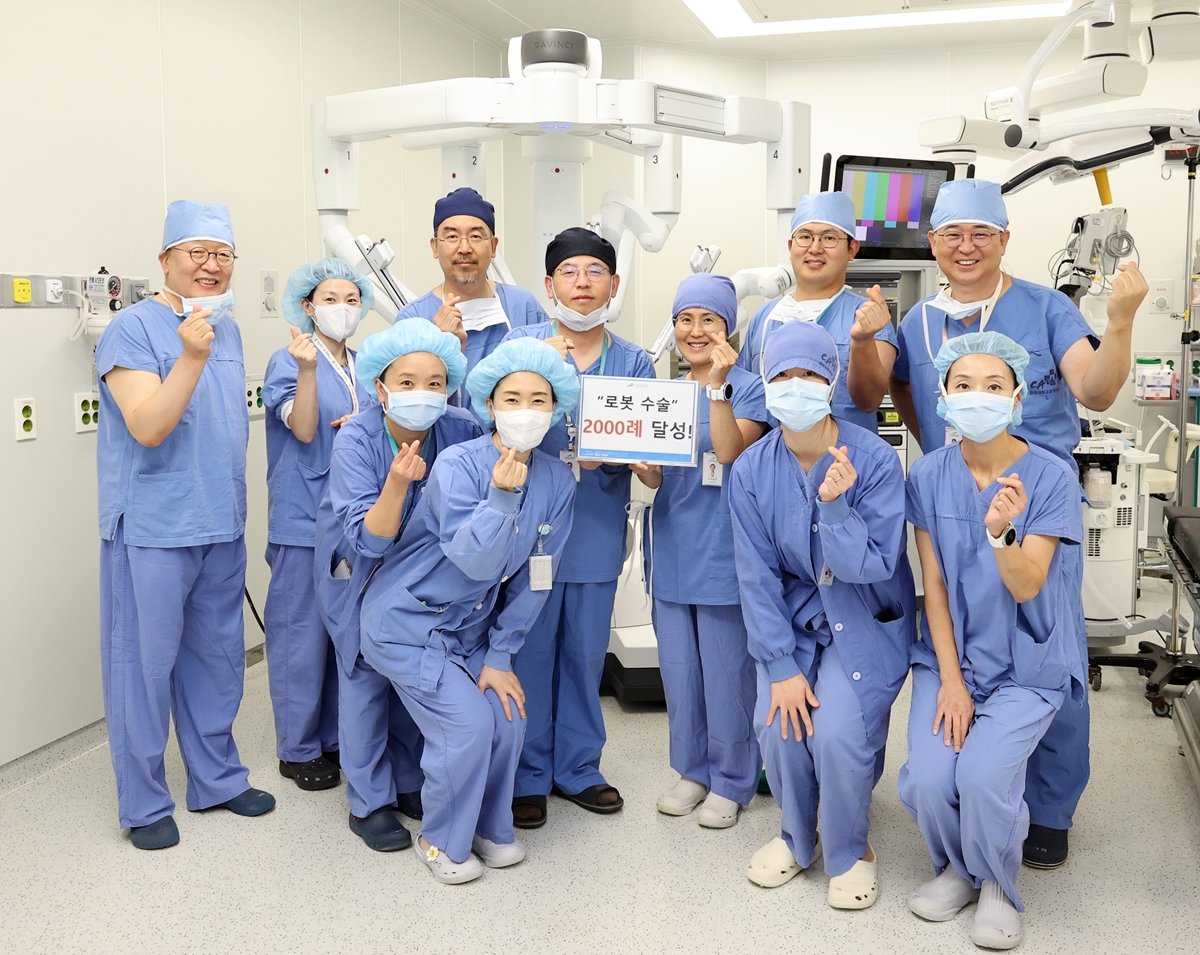 중앙대광명병원이 환자 중심의 스마트병원으로 주목 받고 있다. 사진은 로봇수술 2000례 달성 기념 촬영. 사진제공|중앙대광명병원