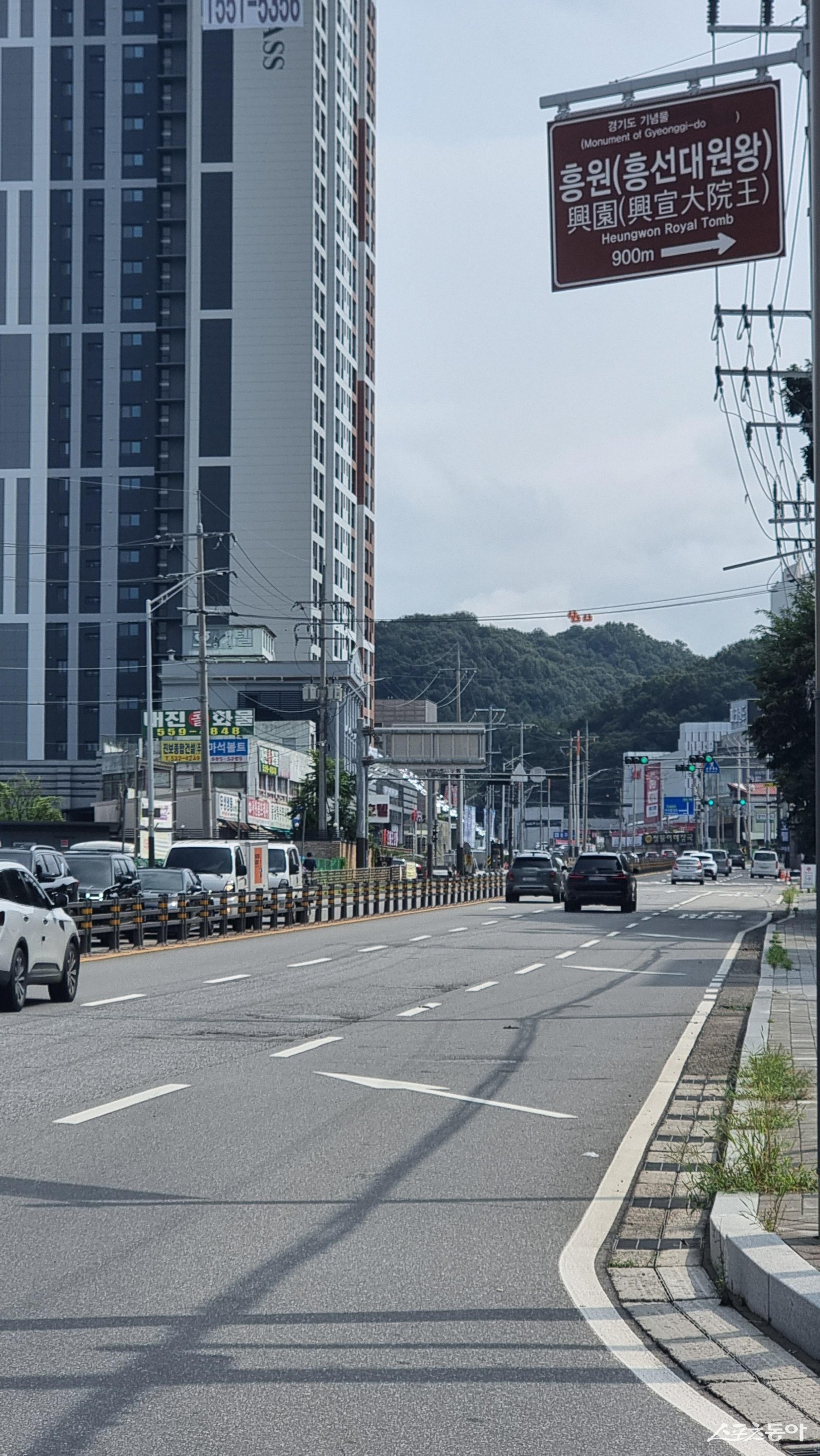 남양주시 6차선 도로변 흥선대원군묘 표지판이 기울어진 모습. 사진ㅣ고성철 기자