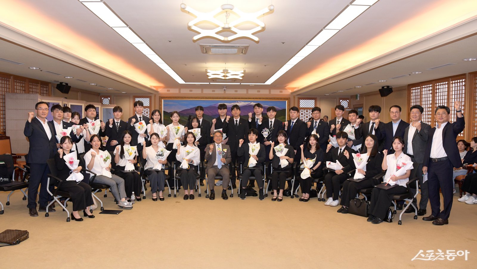 강기정 광주광역시장이 지난 2일 시청에서 열린 신규공무원 임용식에 참석해 공직에 첫발을 딛는 신규공무원들에게 축하와 응원을 전한 뒤 기념촬영을 하고 있다. 사진제공=광주광역시