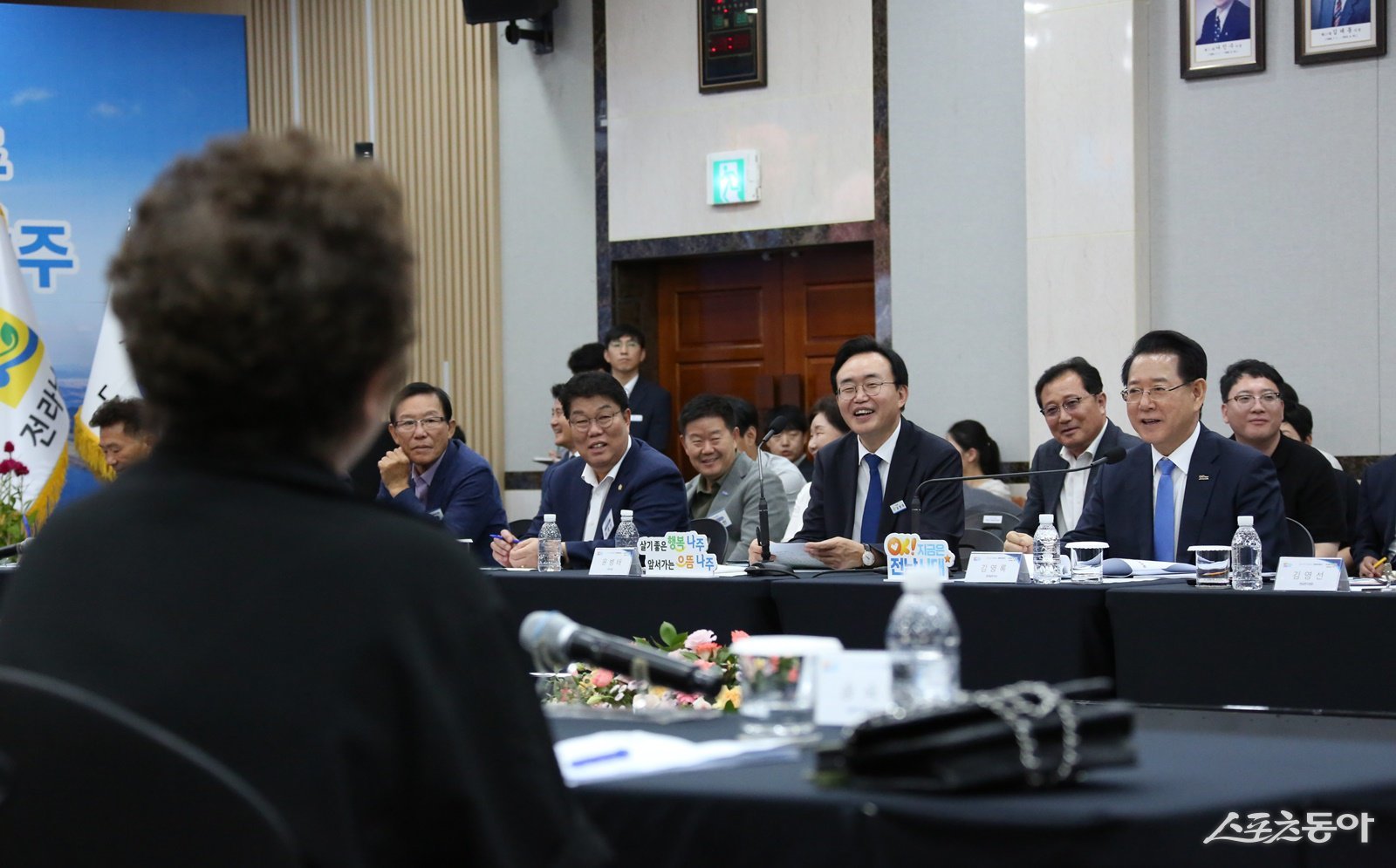 윤병태 나주시장(오른쪽 두 번째)과 김영록 전남도지사(오른쪽)가 시민이 제안한 정책을 듣고 큰 호응을 하고 있다. 사진제공=나주시
