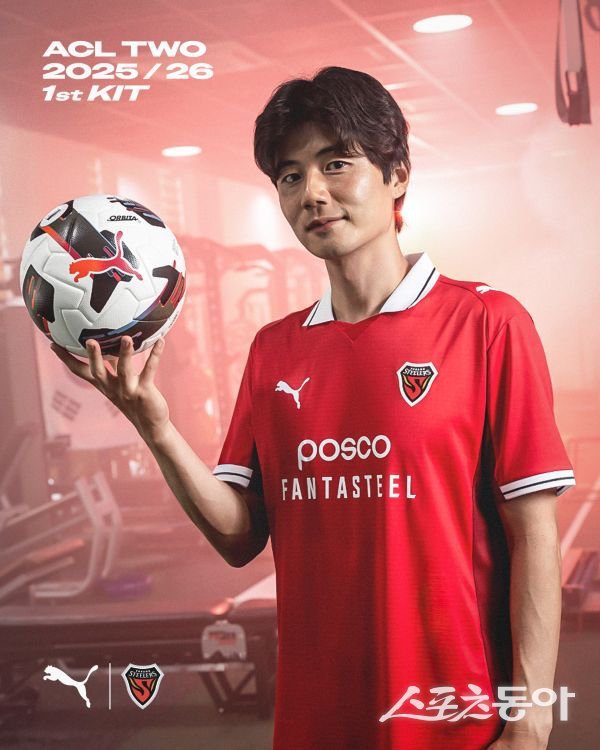 포항스틸러스 ACL Two 유니폼 중 1st 키트를 입은 기성용 선수의 모습. 사진제공ㅣ포항스틸러스