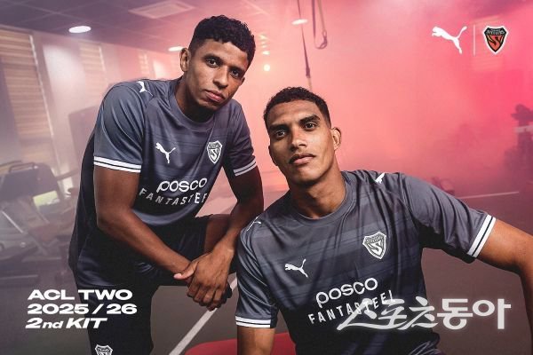 포항스틸러스 ACL Two 유니폼 중 2nd 키트를 입은 오베르단(왼쪽)과 조르지(오른쪽)의 모습. 사진제공ㅣ포항스틸러스