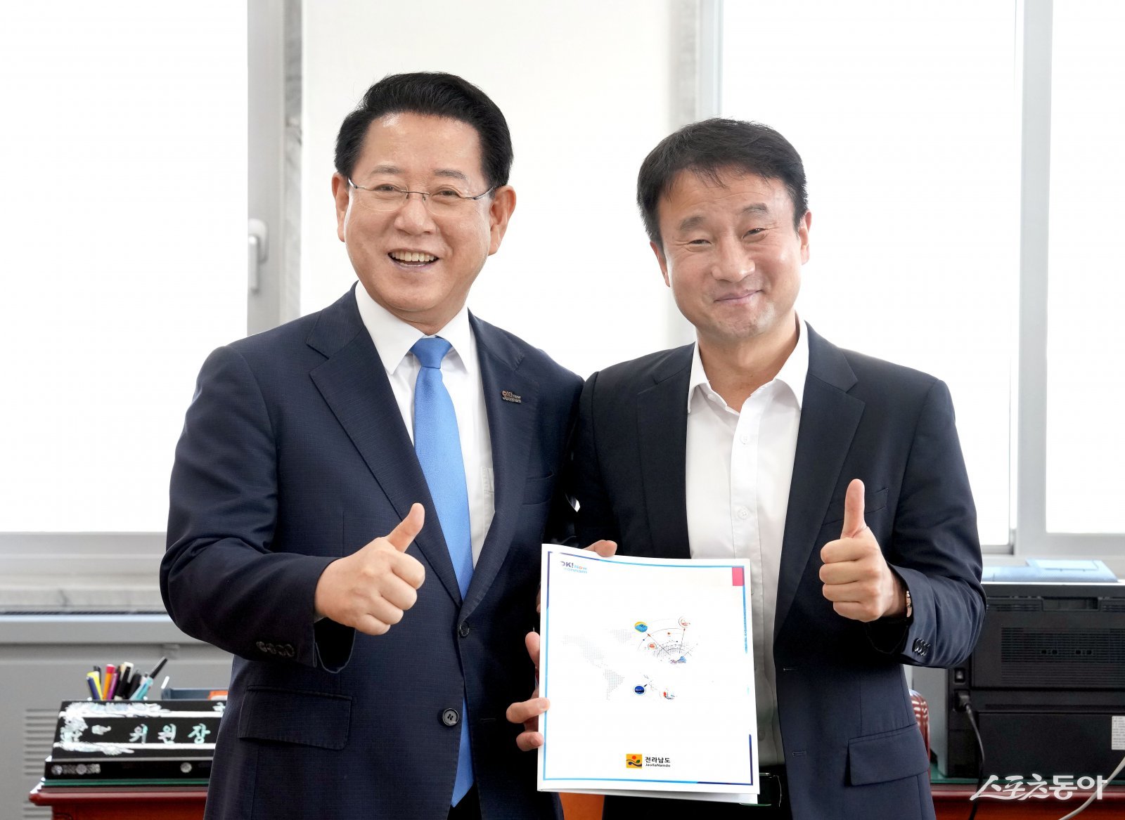 김영록 전라남도지사가 3일 서울 국회에서 한병도 국회 예산결산특별위원장과 면담을 갖고 기념촬영을 하고 있다. 사진제공=전남도