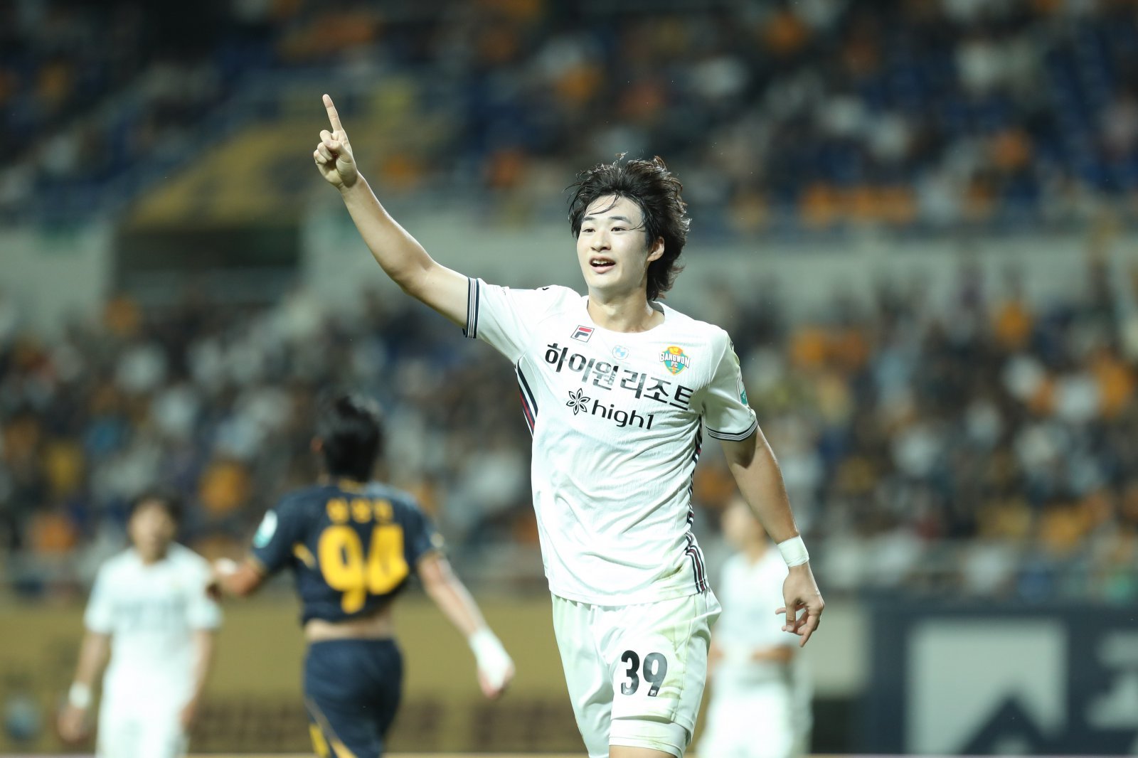 강원 이지호는 ‘늦깎이 신인’이다. 23세의 나이로 올해 처음 프로로 데뷔했지만, 결코 주눅들지 않는다. 오히려 대학 시절 다진 내실과 침착함을 바탕으로 프로 무대에서도 경쟁력을 증명하고 있다. 사진제공｜한국프로축구연맹