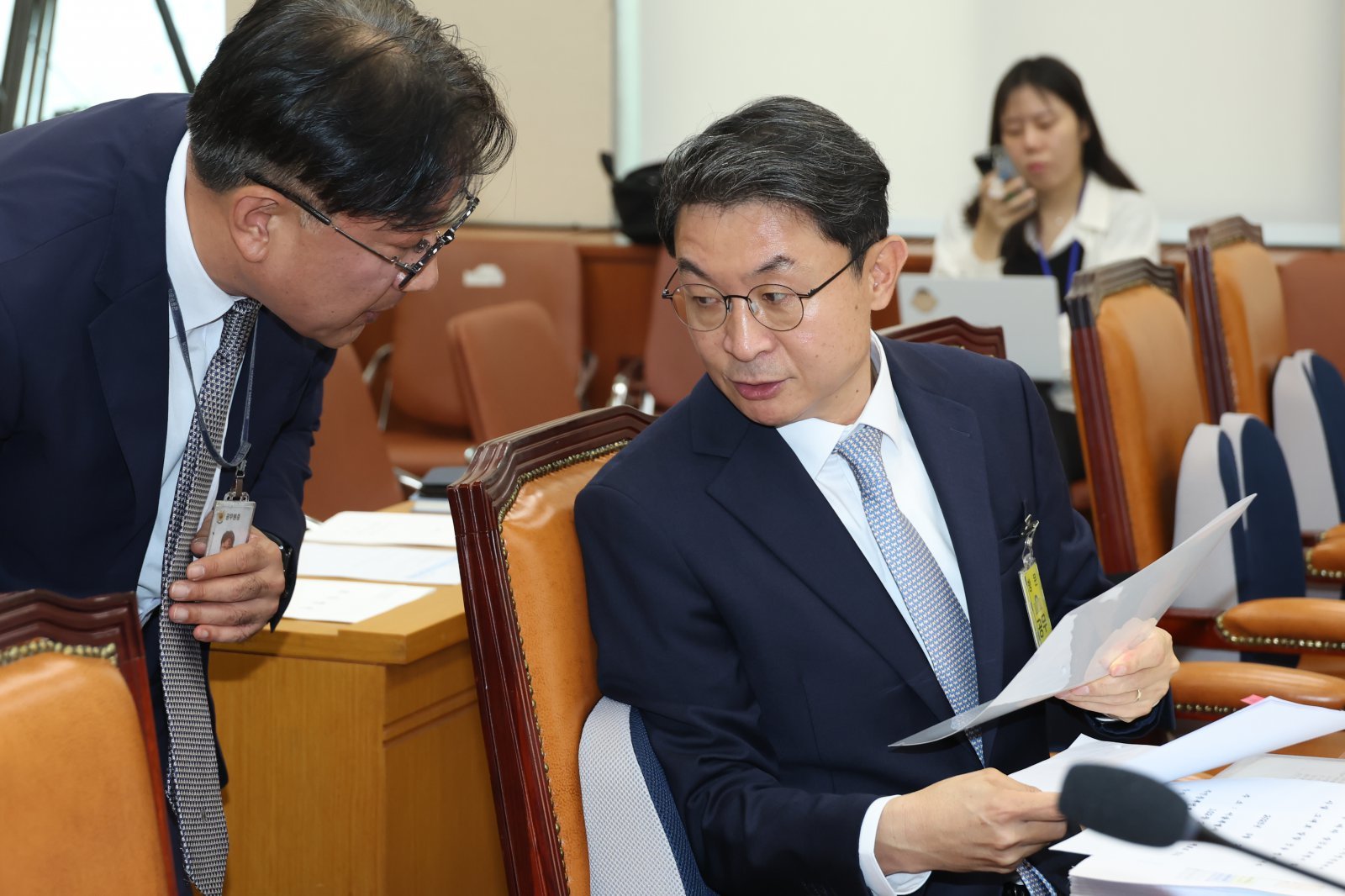 이억원 금융위원장 후보자가 2일 서울 여의도 국회에서 열린 정무위원회의 인사청문회에서 관계자와 대화하고 있다.    뉴시스