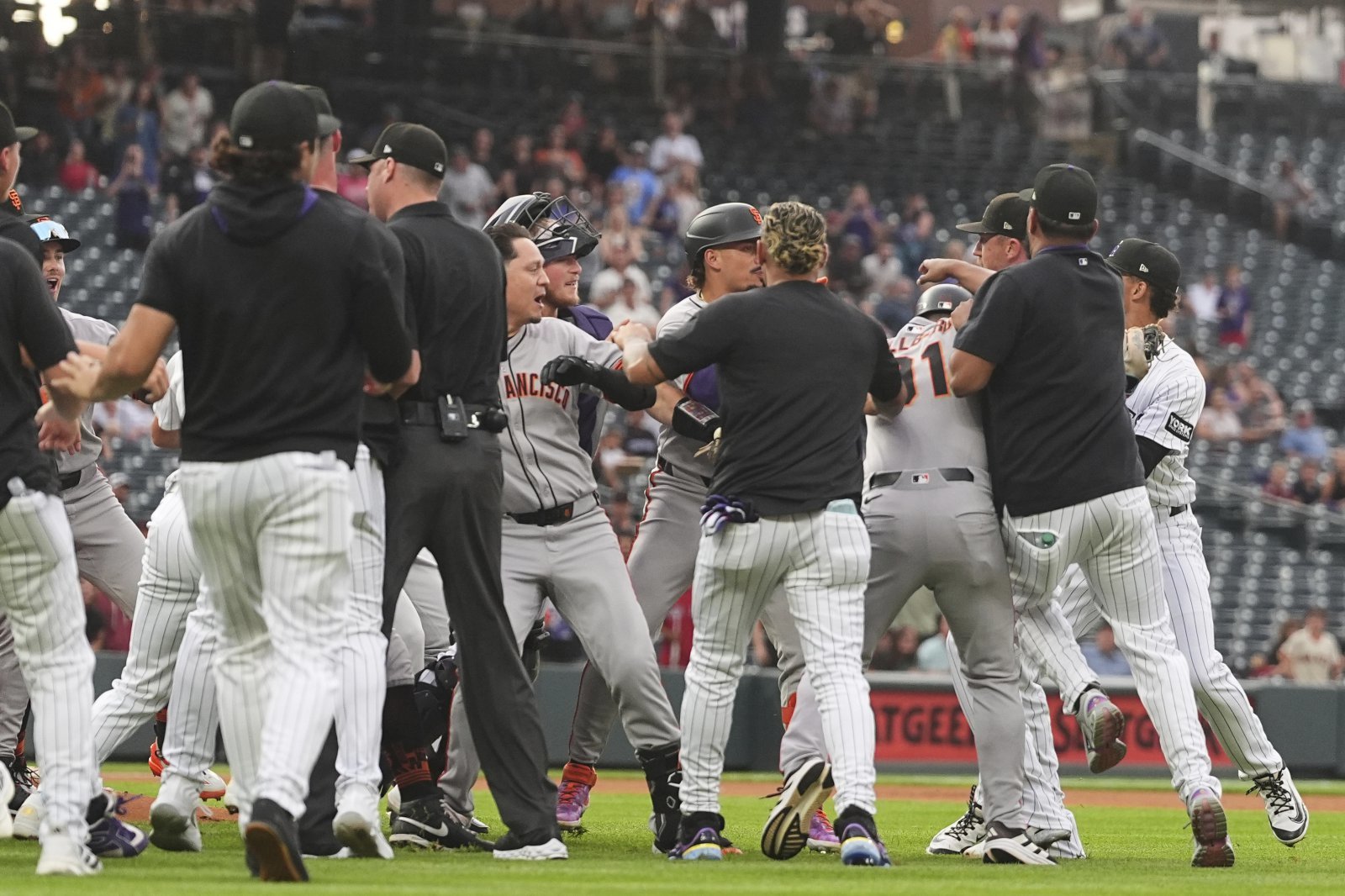 3일(한국시간) 쿠어스필드에서 열린 샌프란시스코와 콜로라도의 경기 도중 양 팀 선수들이 몸싸움을 벌이고 있다. 덴버(미 콜로라도주)|AP뉴시스