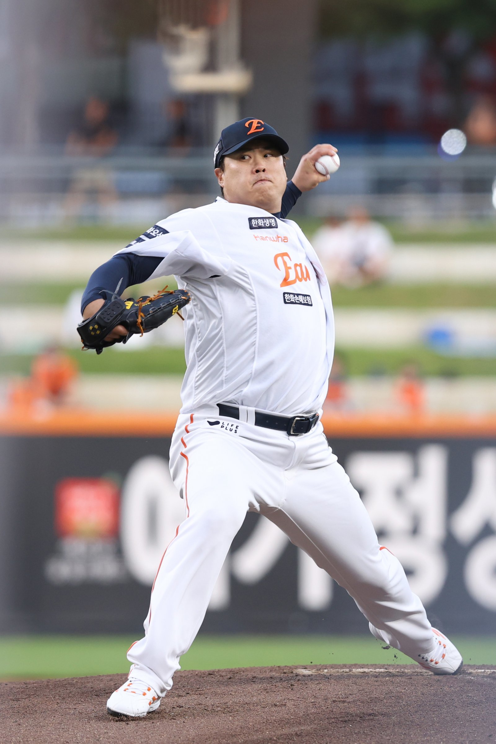 한화 류현진이 2일 대전 한화생명볼파크에서 열린 2025 KBO리그 KIA전에 선발등판해 힘차게 공을 던지고 있다. 류현진은 이날 6이닝 4탈삼진 2실점 호투로 시즌 7승 사냥에 성공했다. 가을야구 진출이 유력해진 상황에서 류현진은 후배들에게 “가을야구에 가게 되면 해줄 얘기가 많다”며 기대감을 표했다. 사진제공|한화 이글스