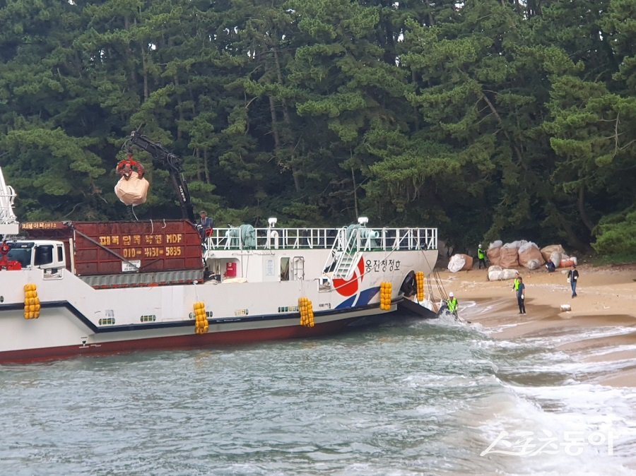 옹진군, 덕적면 소야도 죽노골 해변에서  ‘옹진청정호’를 활용한 해안쓰레기 수거 작업을 실시했다. 사진제공｜옹진군청