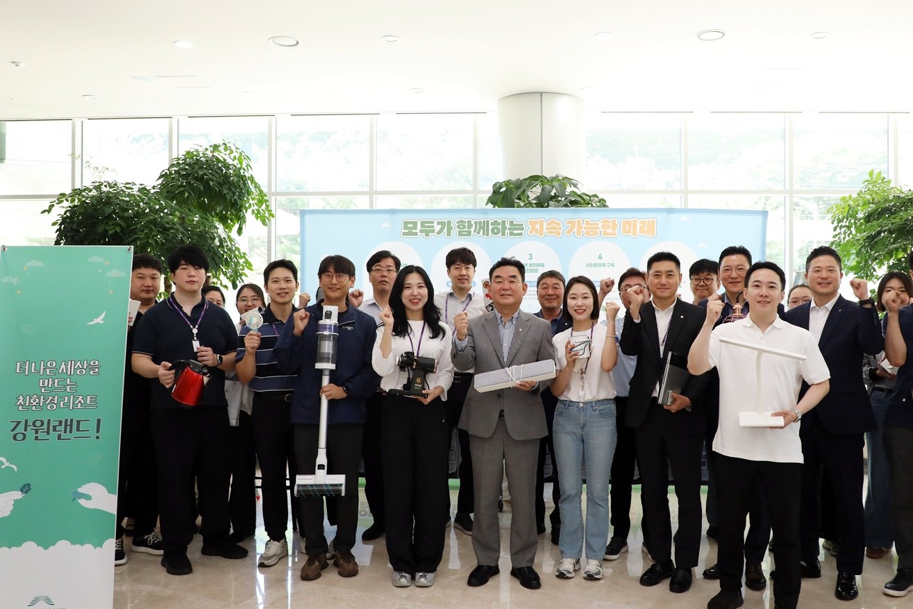 강원랜드 자원순환 캠페인에 참여한 최철규 대표이사직무대행(가운데)과 직원들