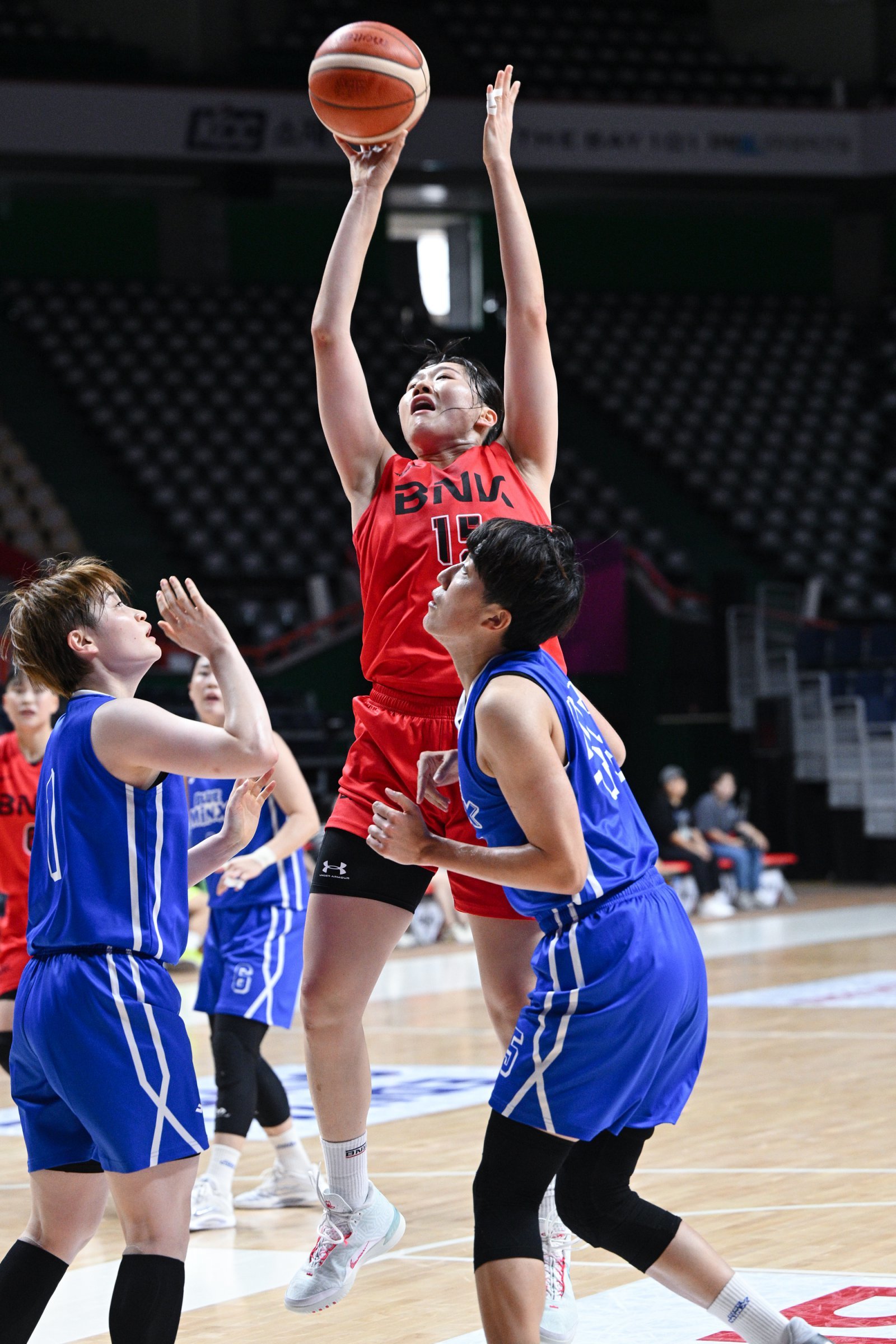 센터 발굴은 BNK의 숙원사업이다. 가드, 포워드진의 구성이 완벽에 가까운 터라 높이만 보강하면 더 강력한 팀이 될 수 있다는 기대가 크다. 키 180㎝ 이상의 장신 빅맨 변소정, 박성진, 김도연의 행보가 주목 받는 이유다. ‘2025 BNK금융 박신자컵’에서 슛을 시도하는 박성진(가운데). 사진제공｜WKBL