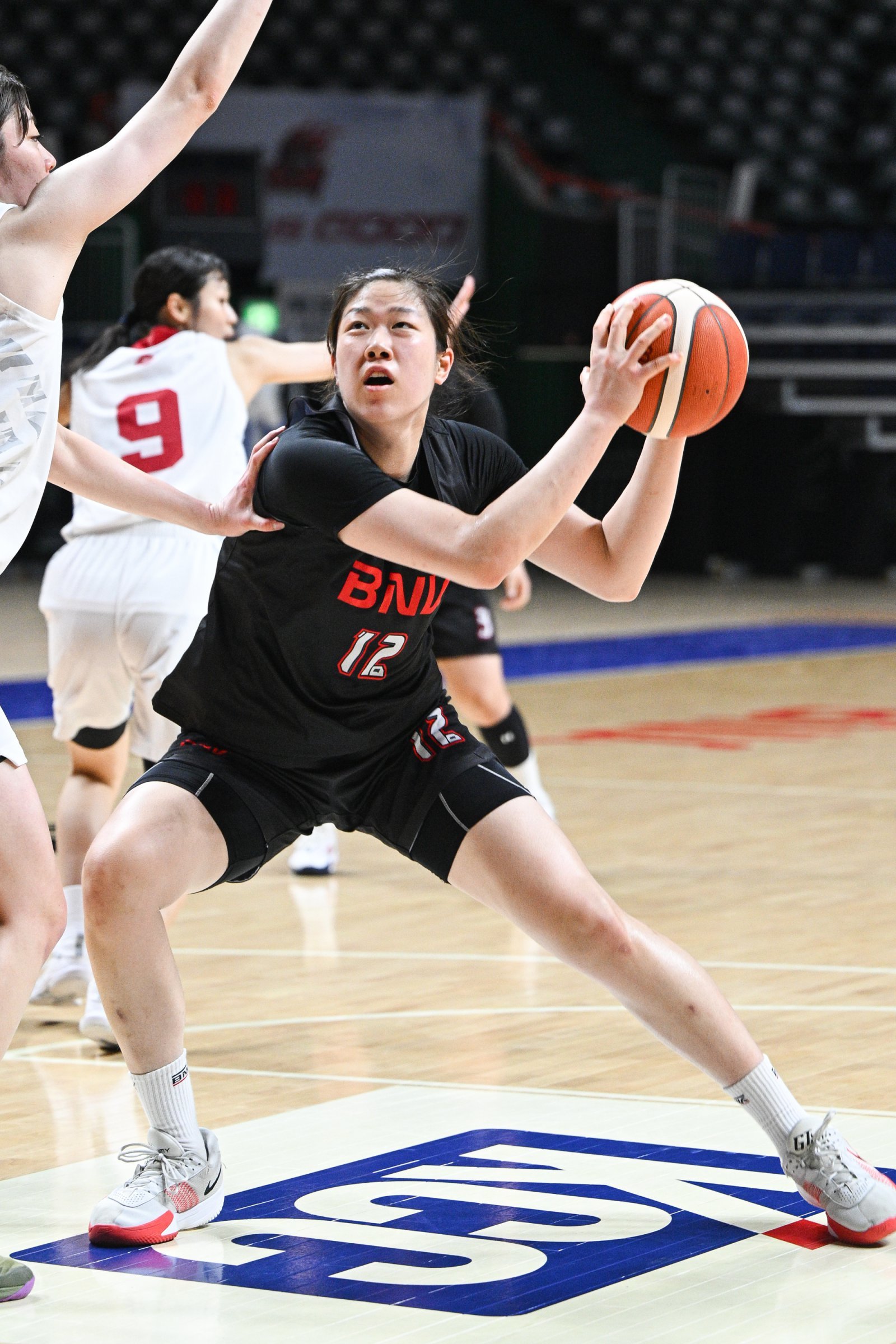센터 발굴은 BNK의 숙원사업이다. 가드, 포워드진의 구성이 완벽에 가까운 터라 높이만 보강하면 더 강력한 팀이 될 수 있다는 기대가 크다. 키 180㎝ 이상의 장신 빅맨 변소정, 박성진, 김도연의 행보가 주목 받는 이유다. 7월 열린 ‘2025 WKBL 퓨처스리그’에서 공격을 시도하는 김도연. 사진제공｜WKBL