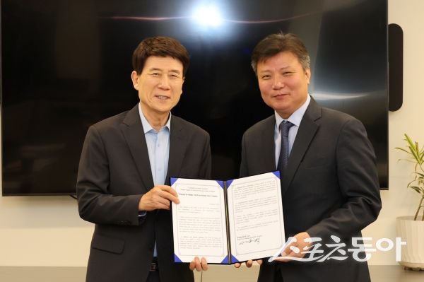 이강덕 포항시장이 2일 워싱턴 D.C 무역관에서 KOTRA 이금하 북미지역본부장에게 건의서를 전달한 후 기념촬영을 하고 있다. 사진제공ㅣ포항시