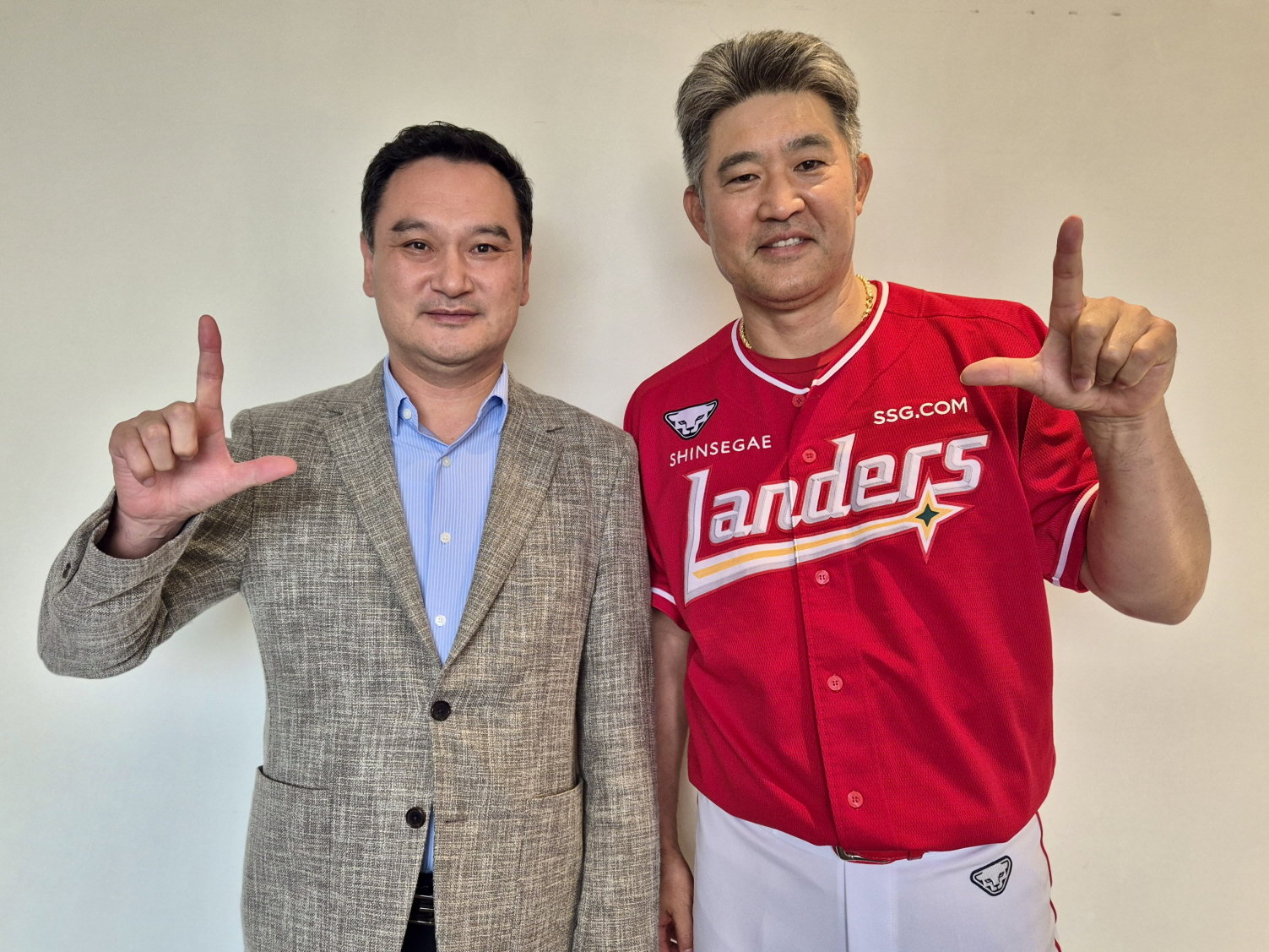 이숭용 SSG 감독(오른쪽)은 3일 2026년부터 최대 3년, 총액 18억 원 규모의 재계약을 체결했다. 사진제공|SSG 랜더스