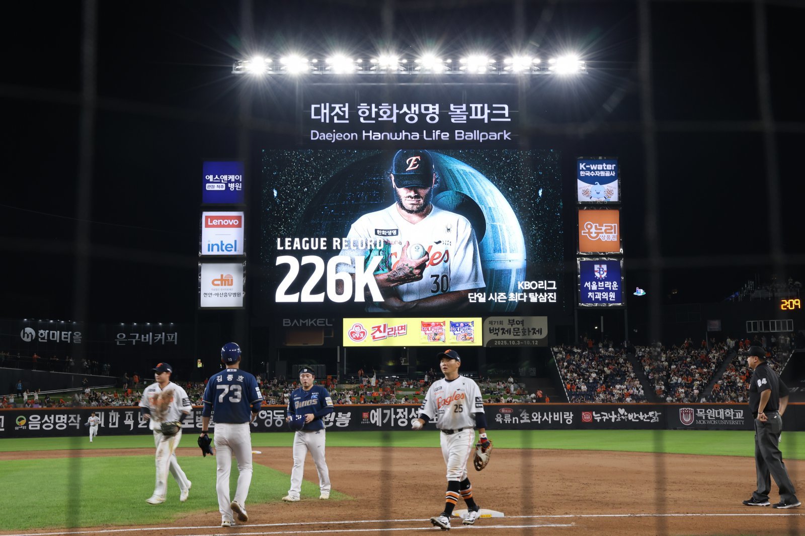 한화 코디 폰세가 3일 대전 한화생명볼파크에서 열린 NC전에 선발등판해 KBO리그 단일시즌 최다 탈삼진 신기록(226개)을 만들었다. 사진제공｜한화 이글스