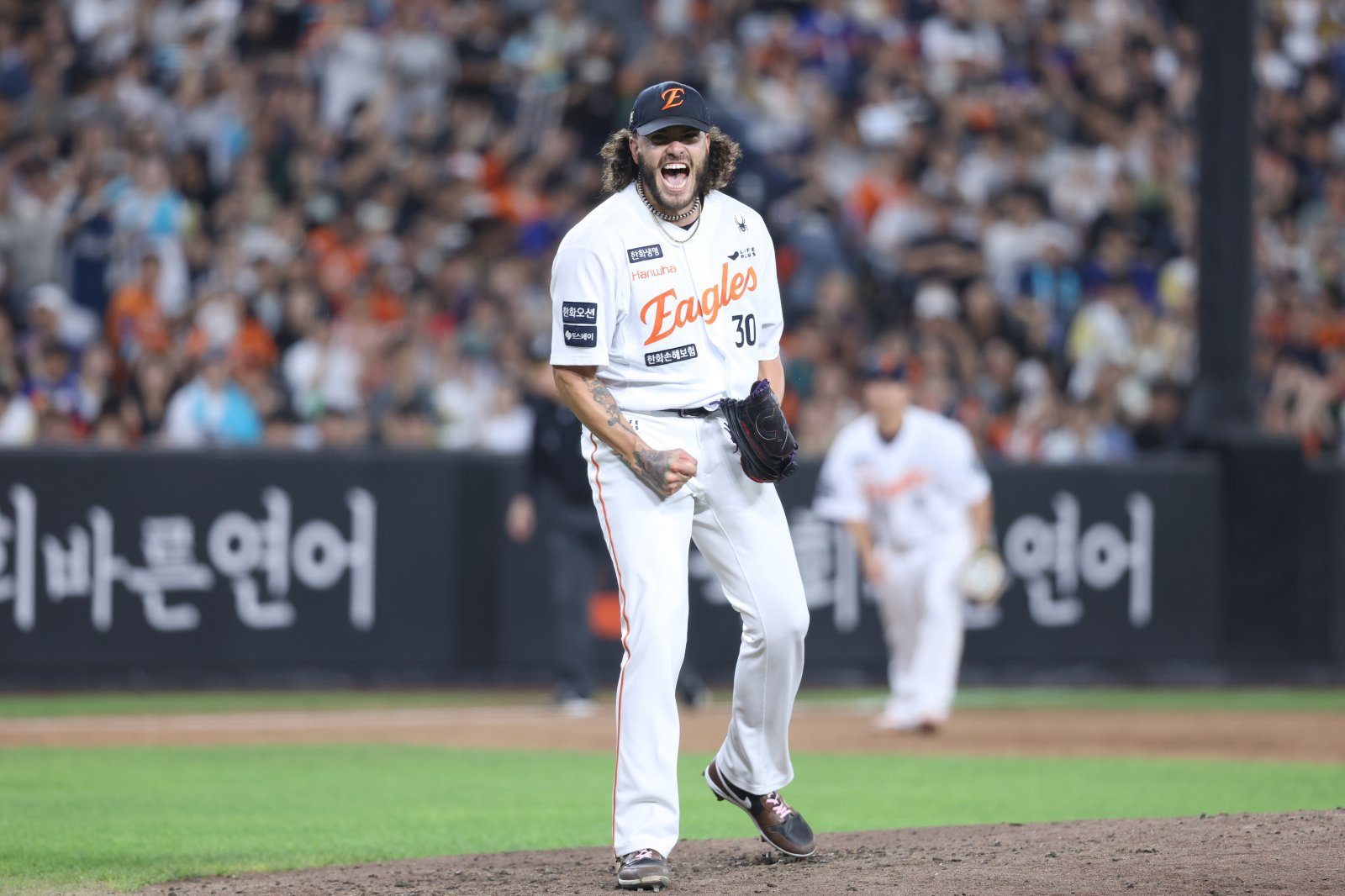 한화 코디 폰세가 3일 대전 한화생명볼파크에서 열린 NC전에 선발등판해 5회초 KBO리그 단일시즌 최다 탈삼진 신기록(226개)을 만든 뒤 포효하고 있다. 6회초에 두 개의 삼진을 추가한 폰세는 3일까지 26경기에서 228탈삼진을 기록했다. 사진제공｜한화 이글스