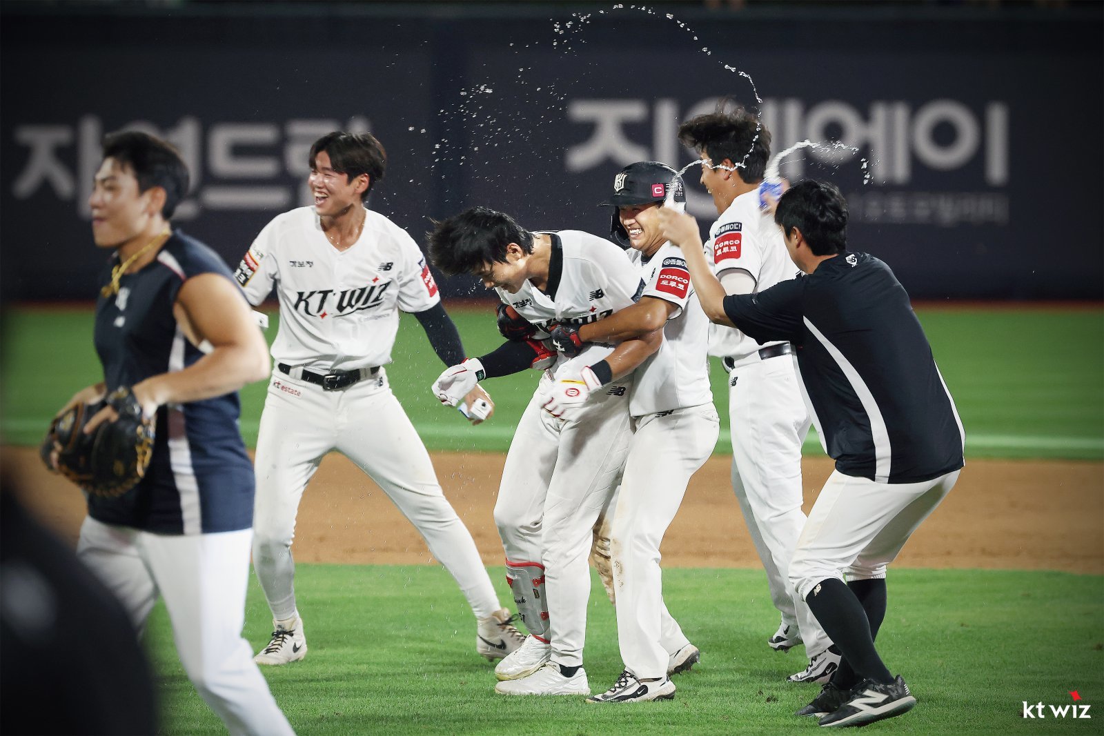 KT 선수들이 3일 수원KT위즈파크에서 열린 롯데와 홈경기에서 9-8로 이긴 뒤 기뻐하고 있다. KT는 이날 승리로 롯데를 6위로 끌어내리고 삼성과 공동 4위로 올라섰다. 사진제공|KT 위즈