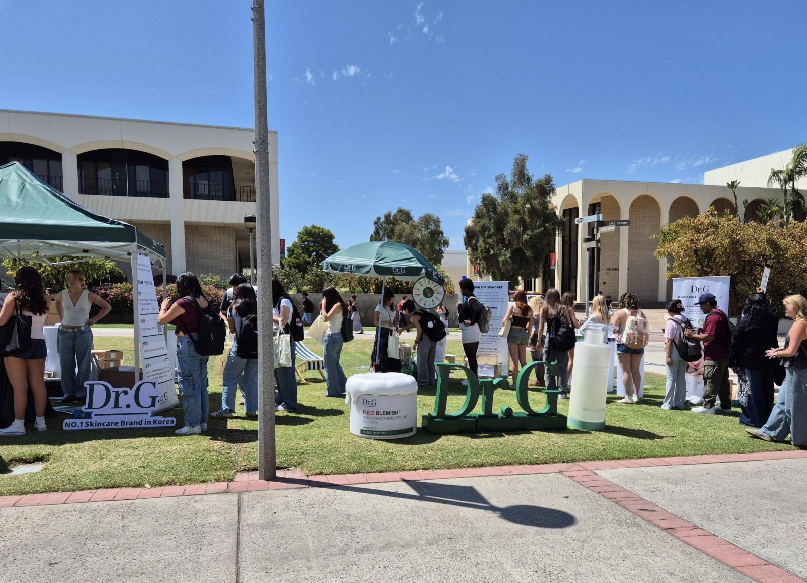 ‘2025 닥터지 미국 캠퍼스 투어 팝업’을 찾은 현지 고객들. 사진제공|고운세상코스메틱