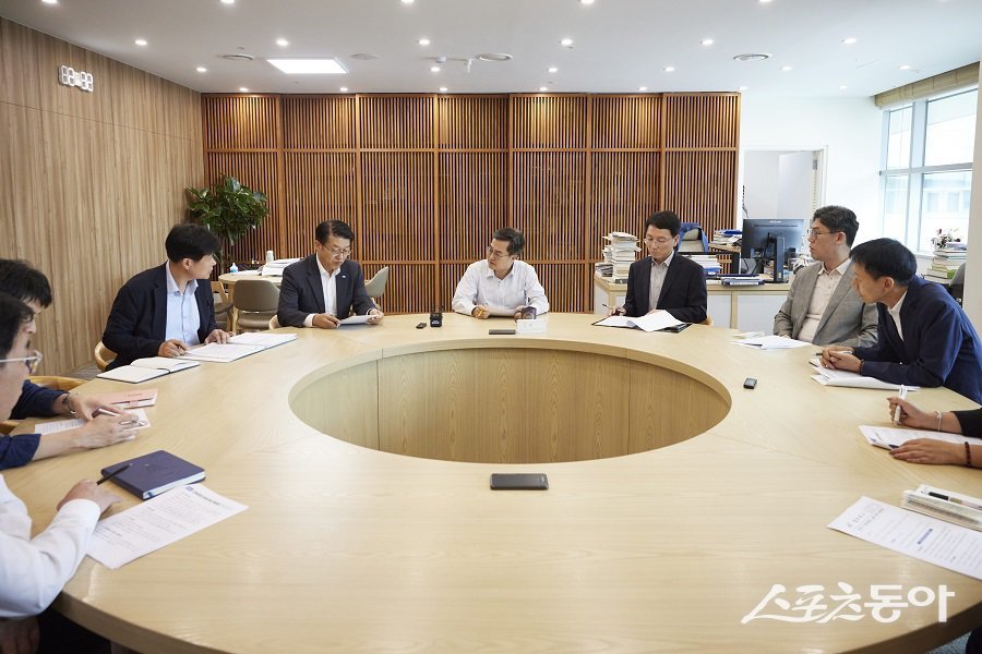 지난 3일 오후 경기도청 집무실에서 김동연 경기도지사가 ‘근로감독권 실행 전략 점검회의’를 주재하고 있다. 사진제공|경기도